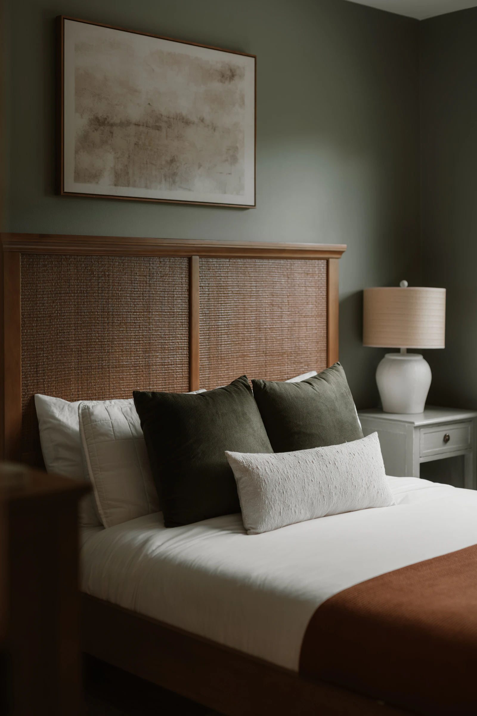 Gemütliches Schlafzimmer mit ruhigem Bett als Symbol für erholsame Nächte nach dem Rauchstopp