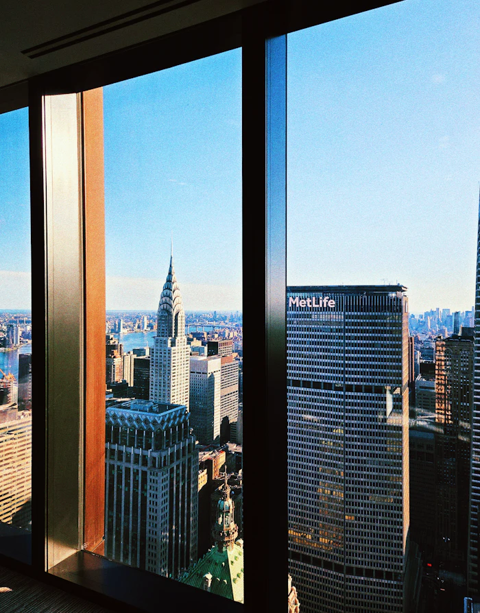 Le Chrysler Building vu depuis un bureau en hauteur à New York