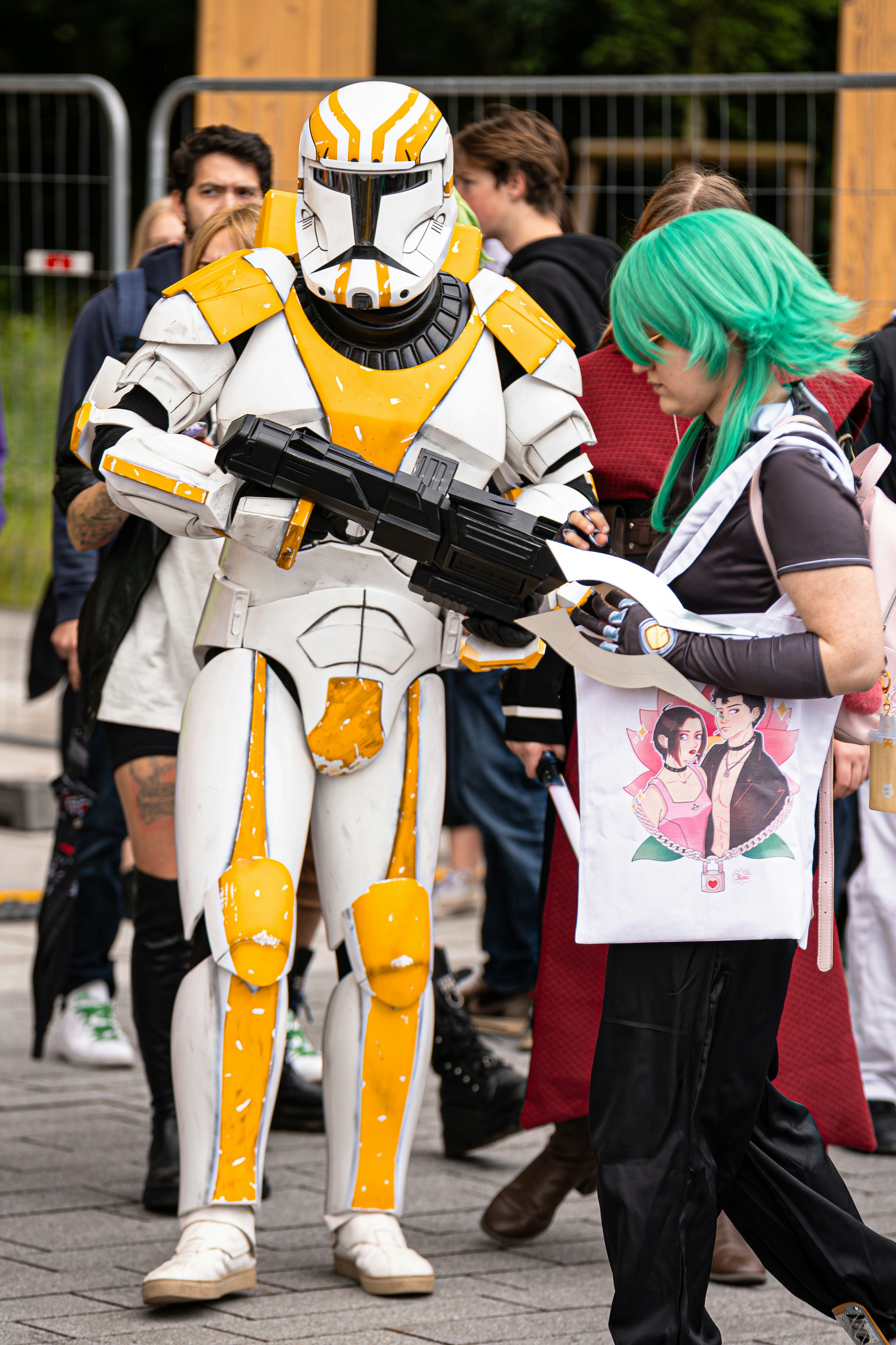 Orang dalam kostum pasukan klon star wars memegang blaster.