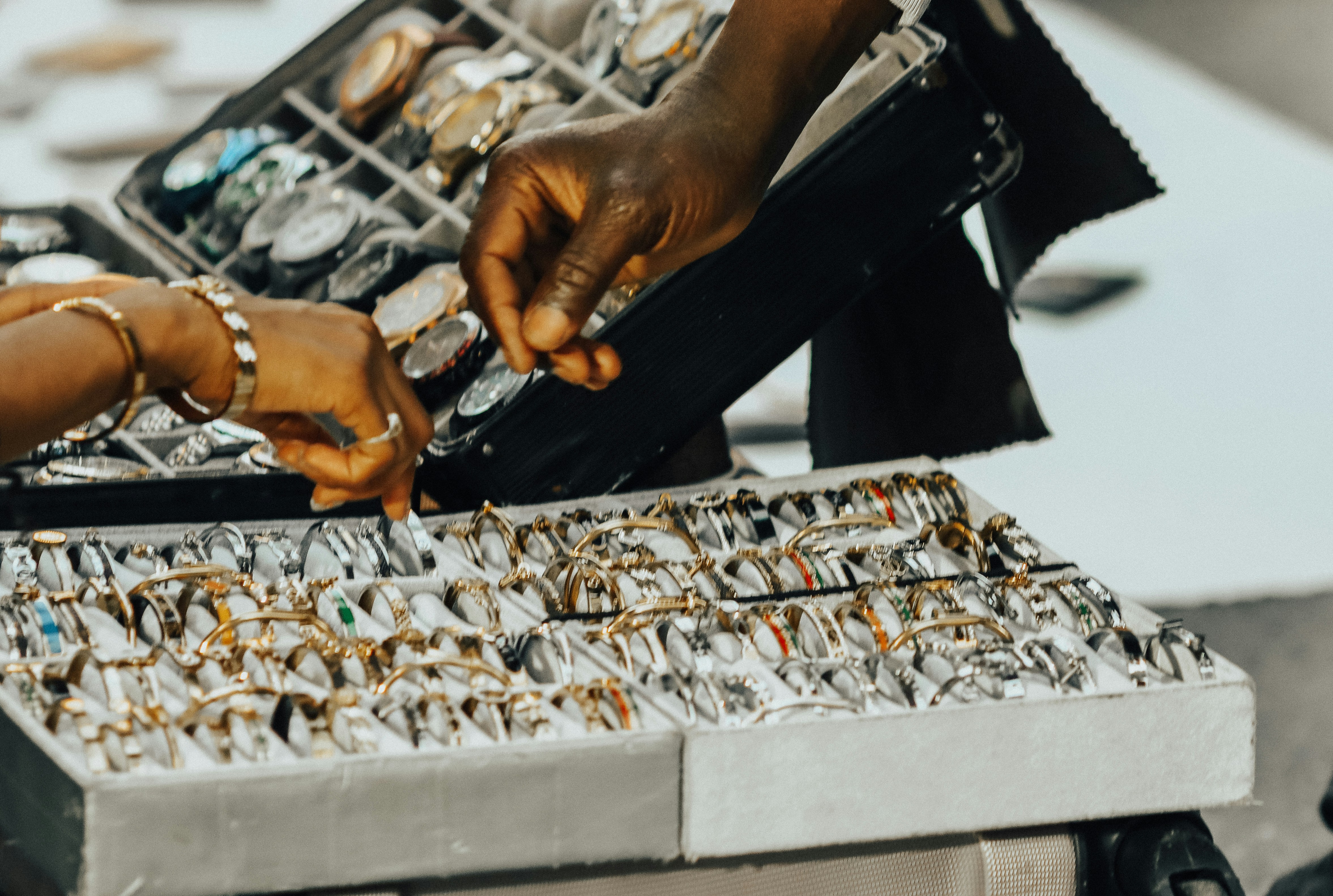 How to Judge a Jewelry Store Like a Pro: Lighting, Transparency, and Appraisal Clues That Matter