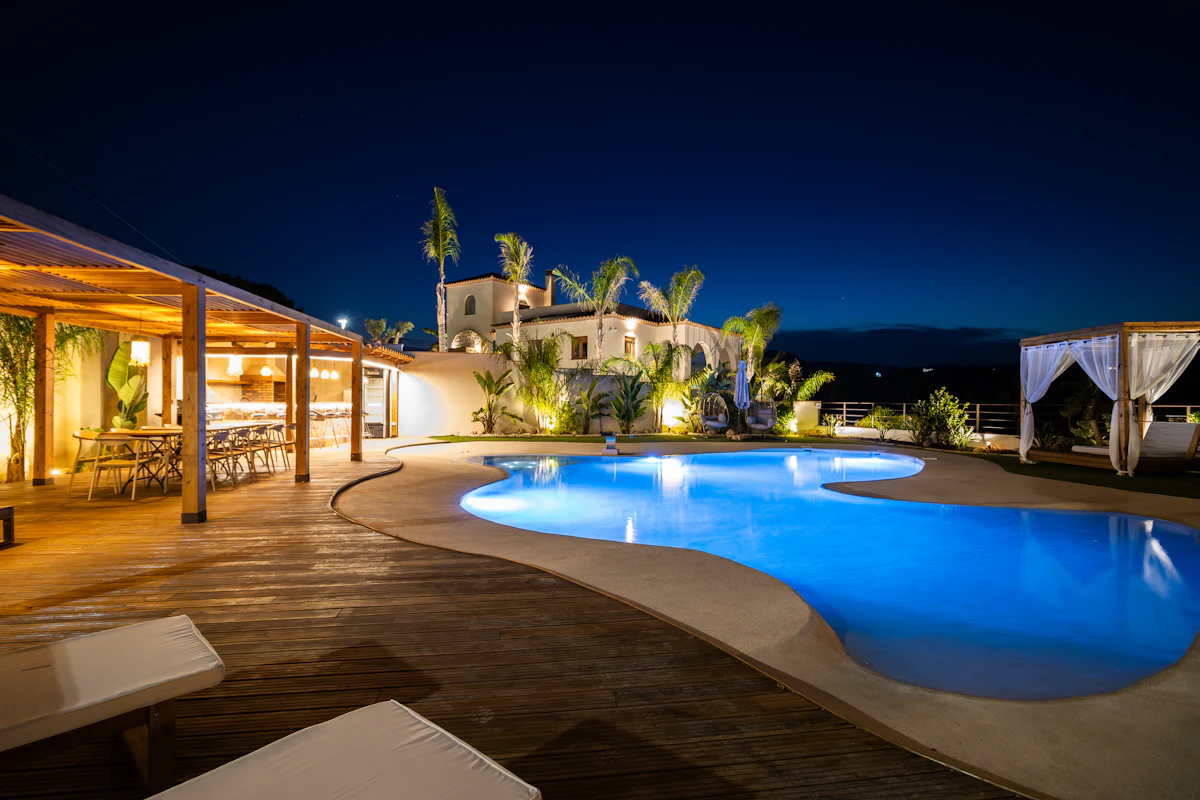 Villa avec piscine illuminée la nuit