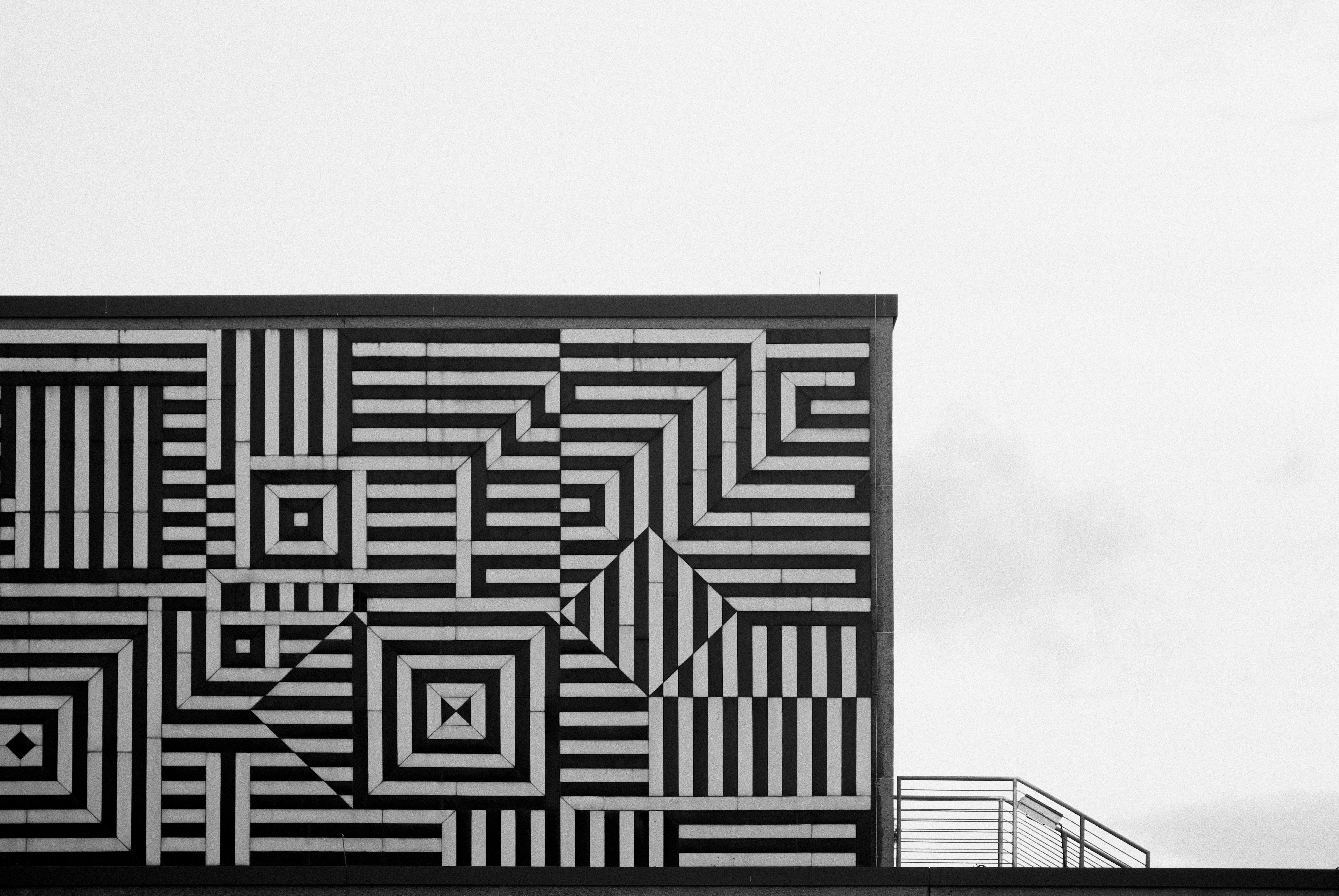 Bâtiment avec motif géométrique abstrait noir et blanc