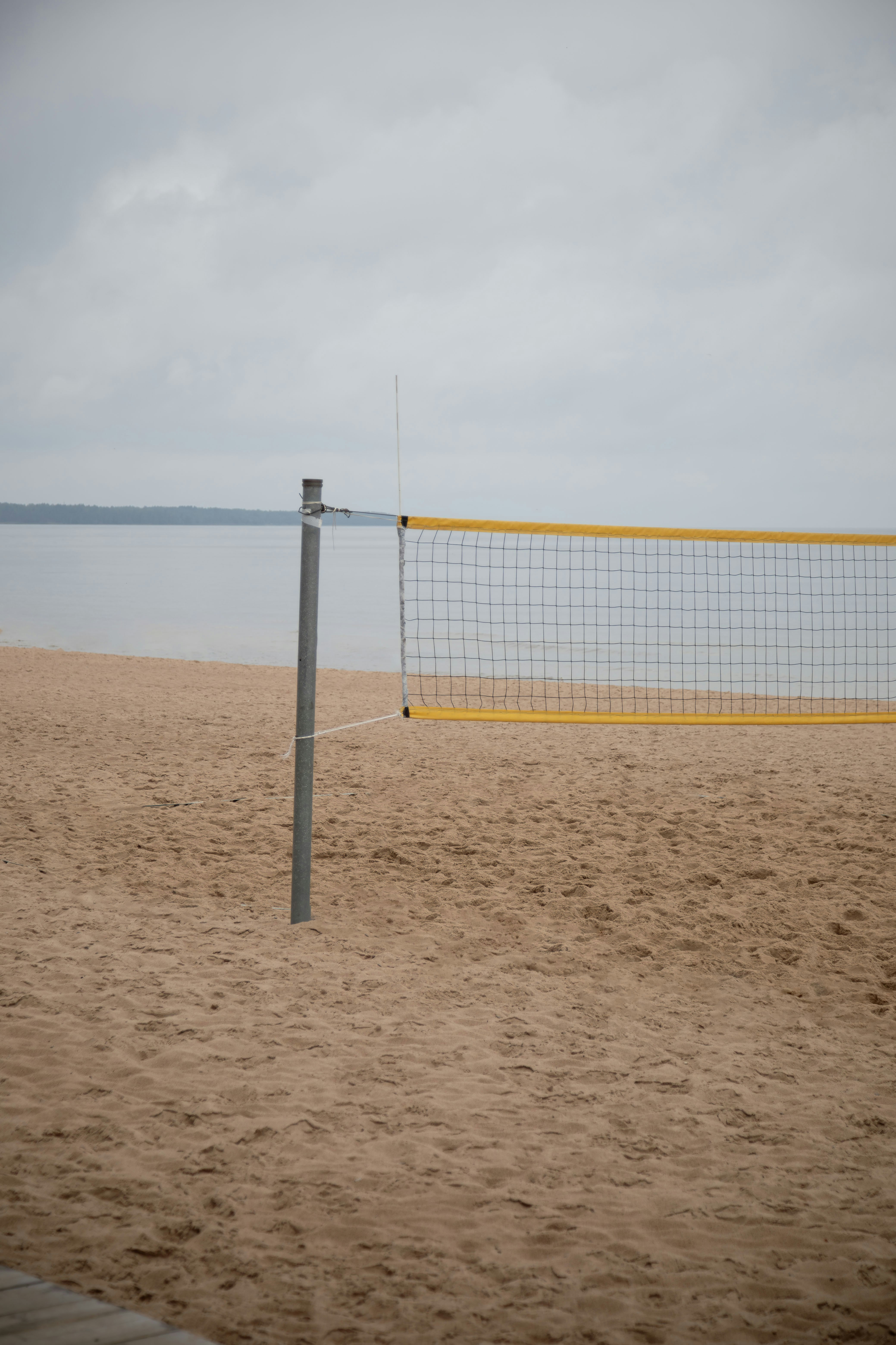 Filet de beach-volley sur un rivage sablonneux