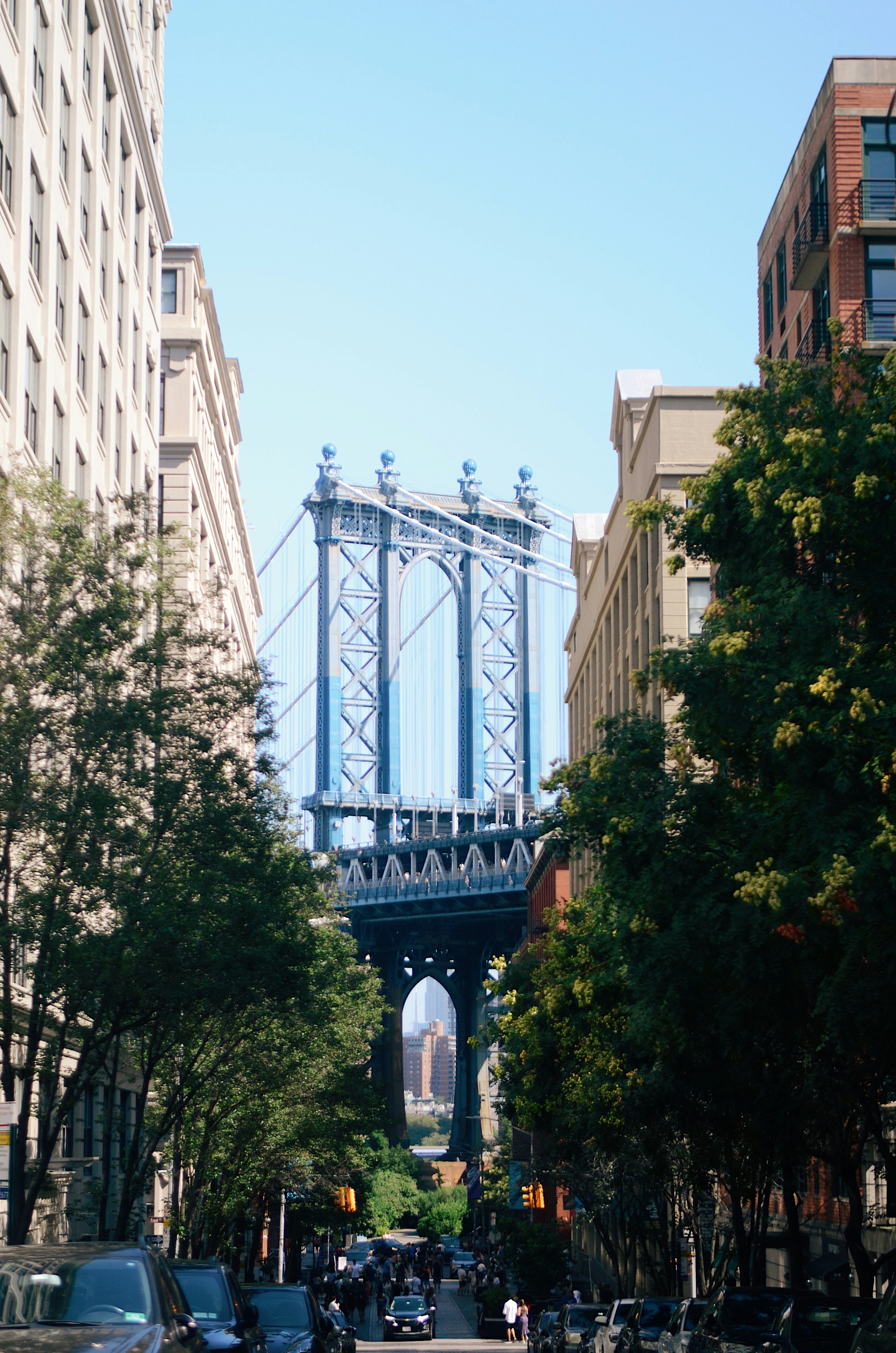 Manhattan Bridge zwischen Stadtgebäuden gesehen