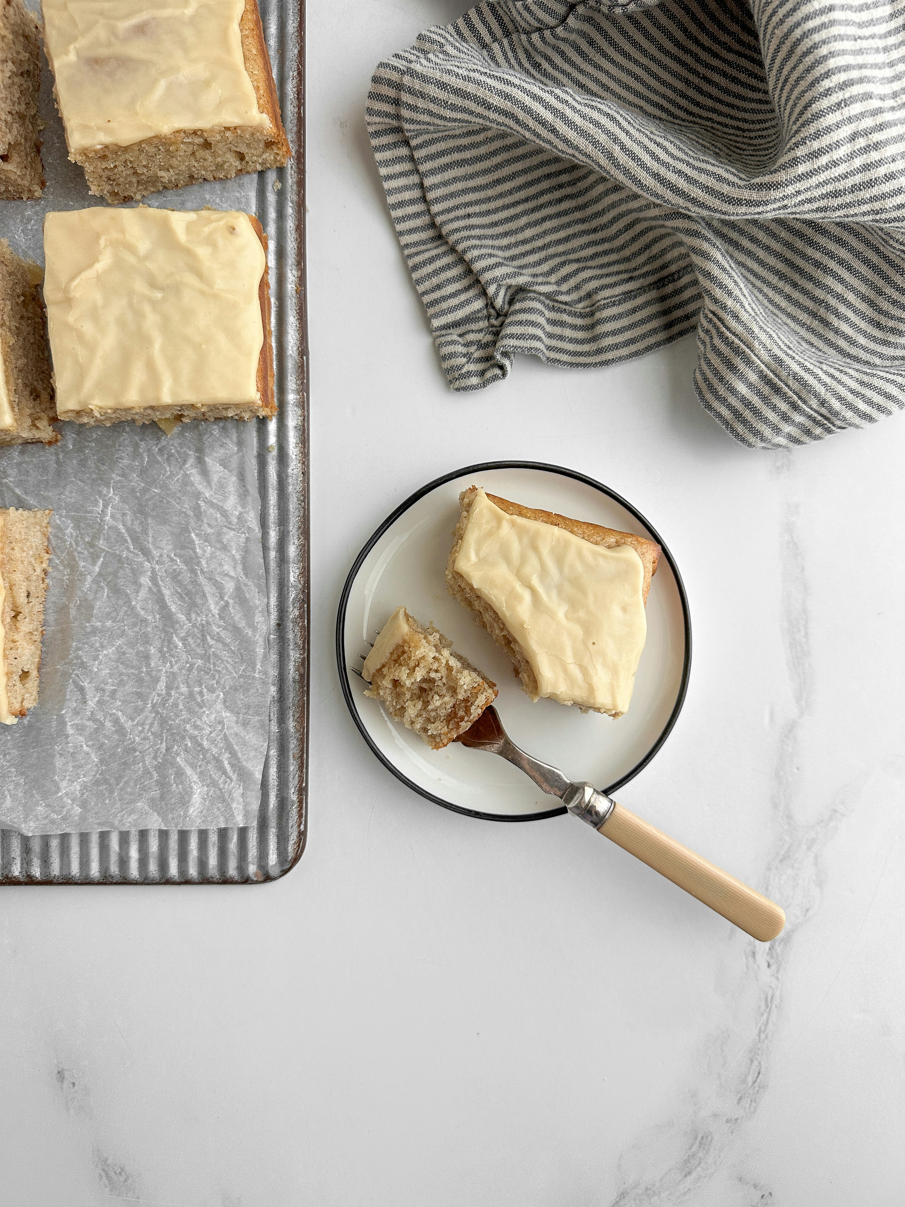 Fatias de bolo fosco em uma superfície de mármore branco.