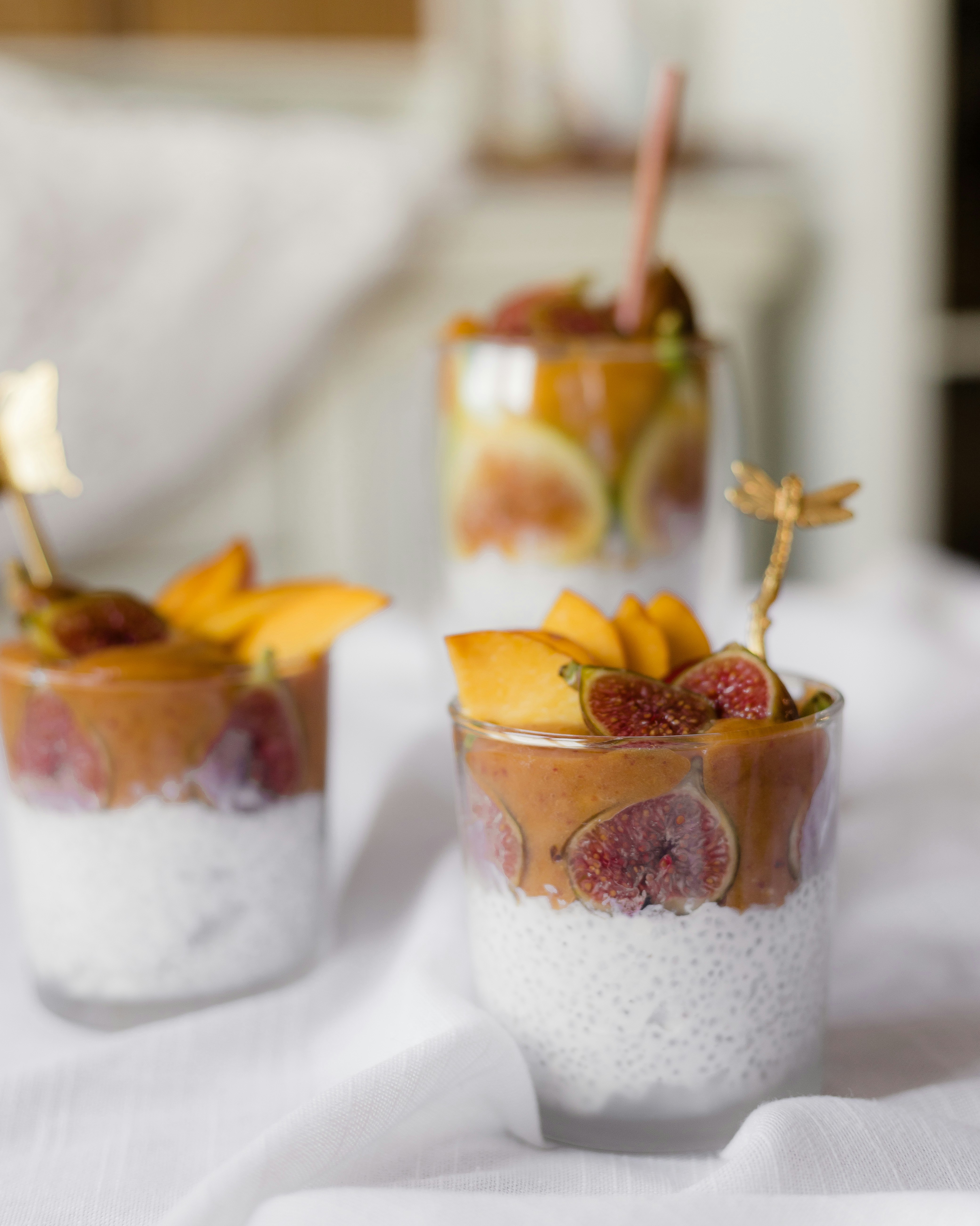 Tre bicchieri di budino di chia con frutta