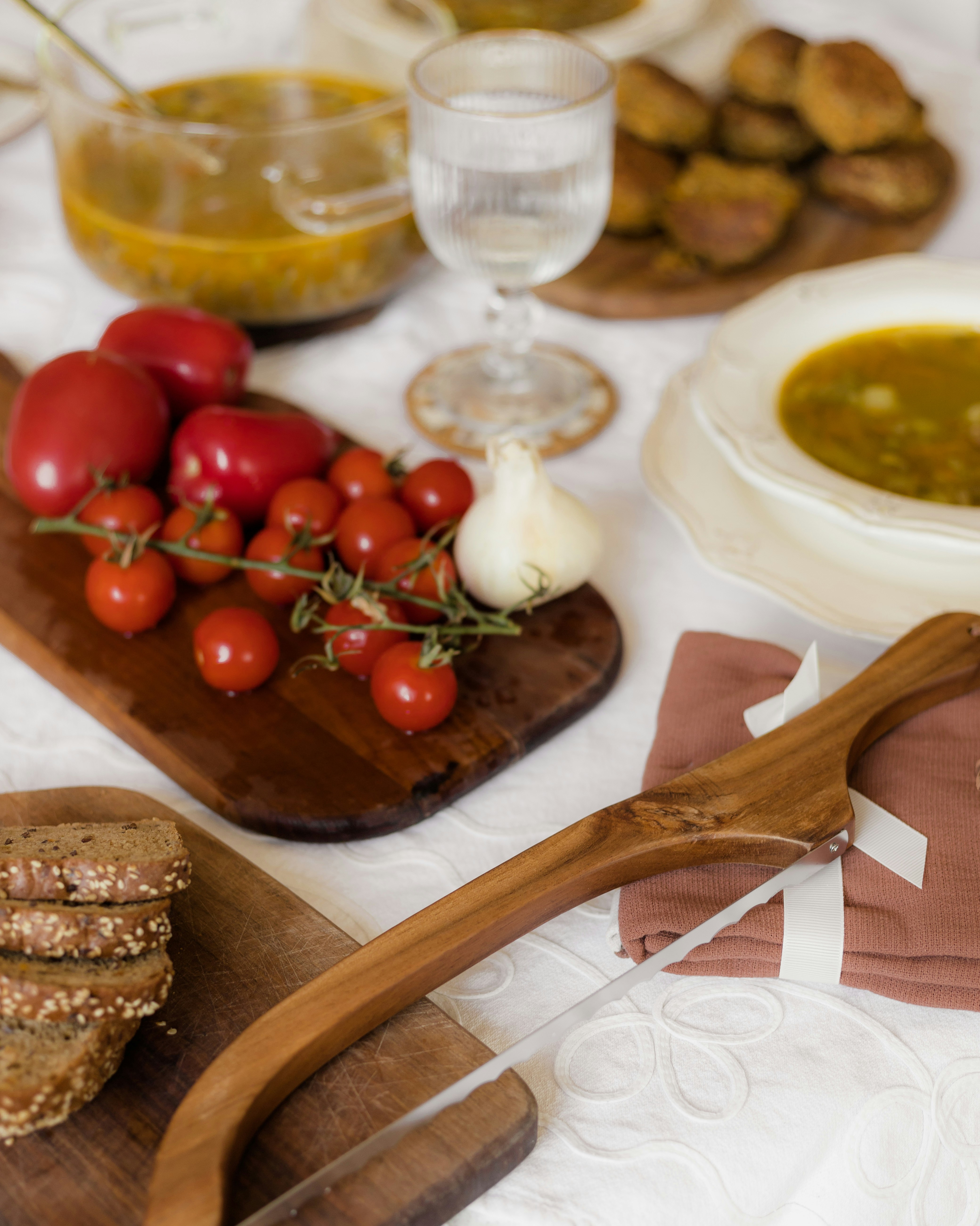 Pomodori freschi e aglio su un tagliere.