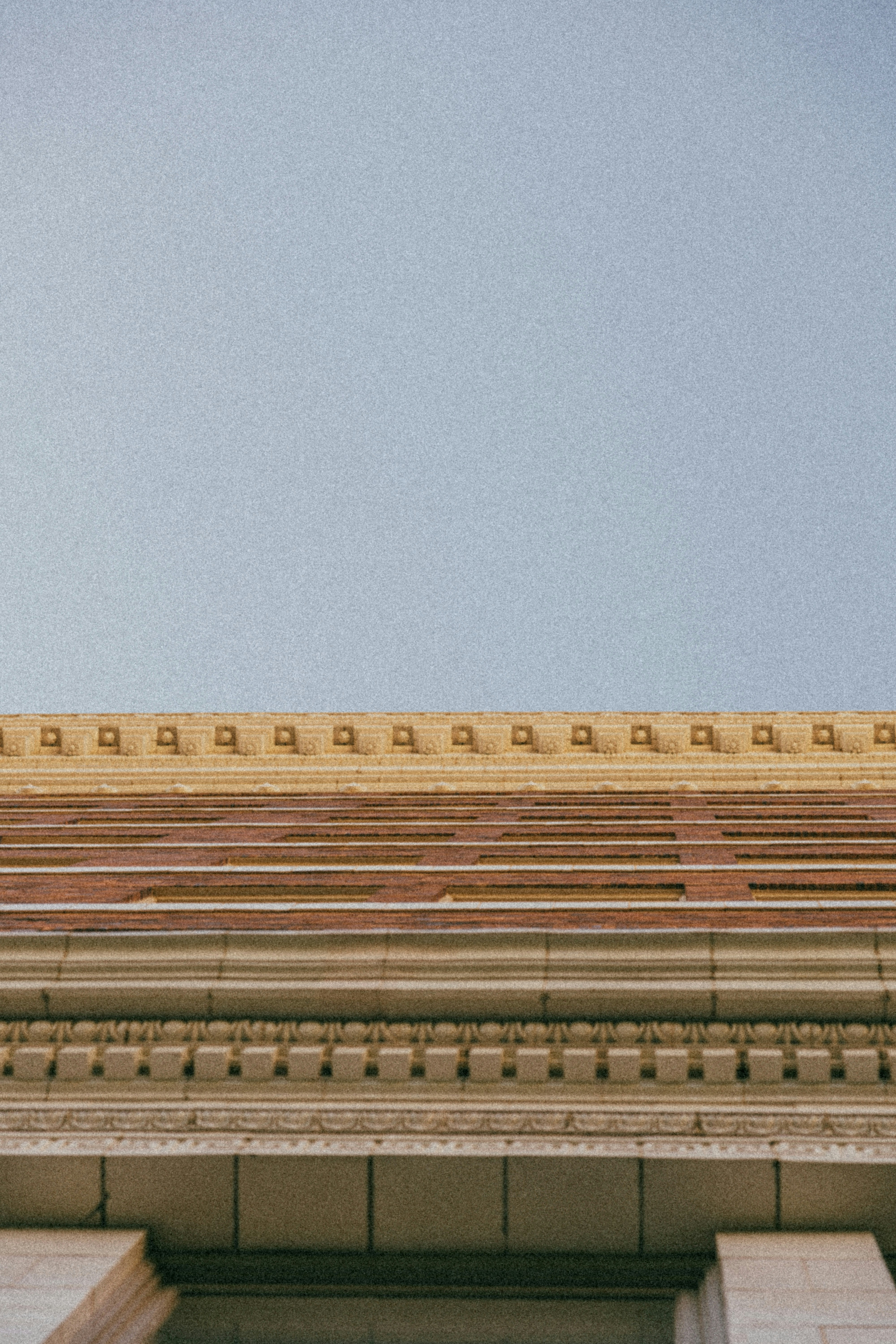 Detalhe arquitetônico de um edifício contra o céu