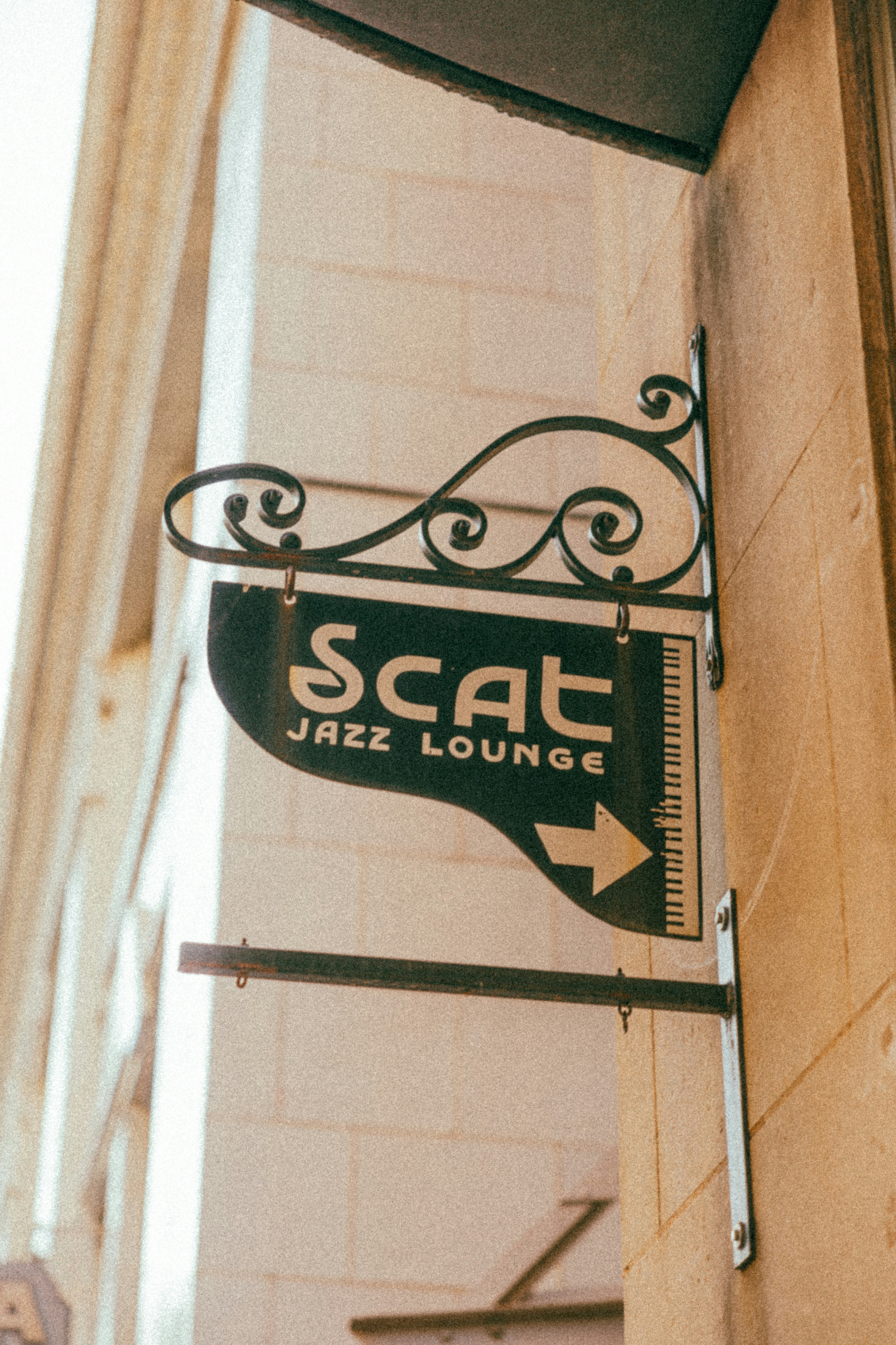 Sinal de lounge de jazz scat com seta