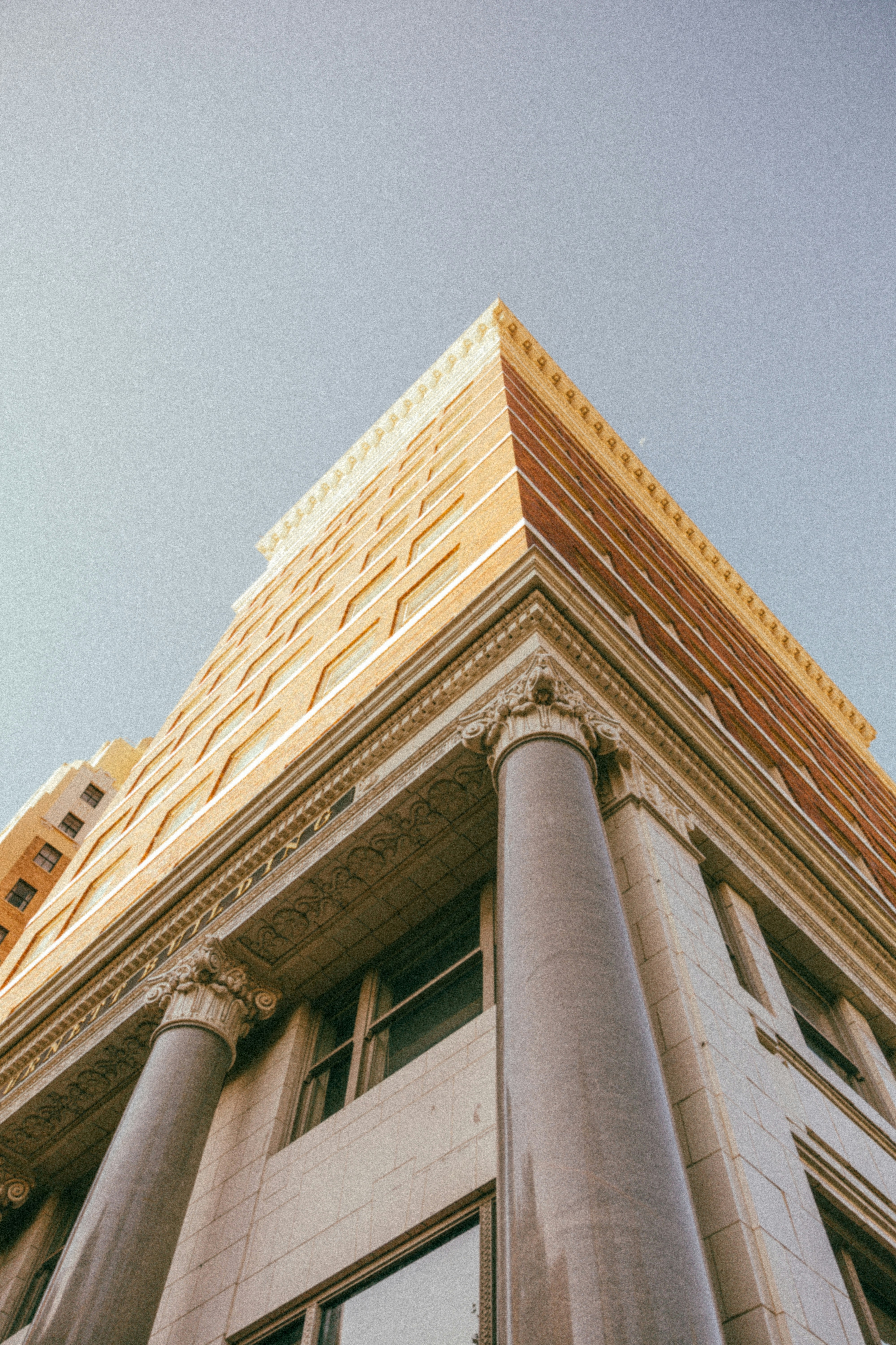 Fachada ornamentada do edifício com as colunas de encontro ao céu claro