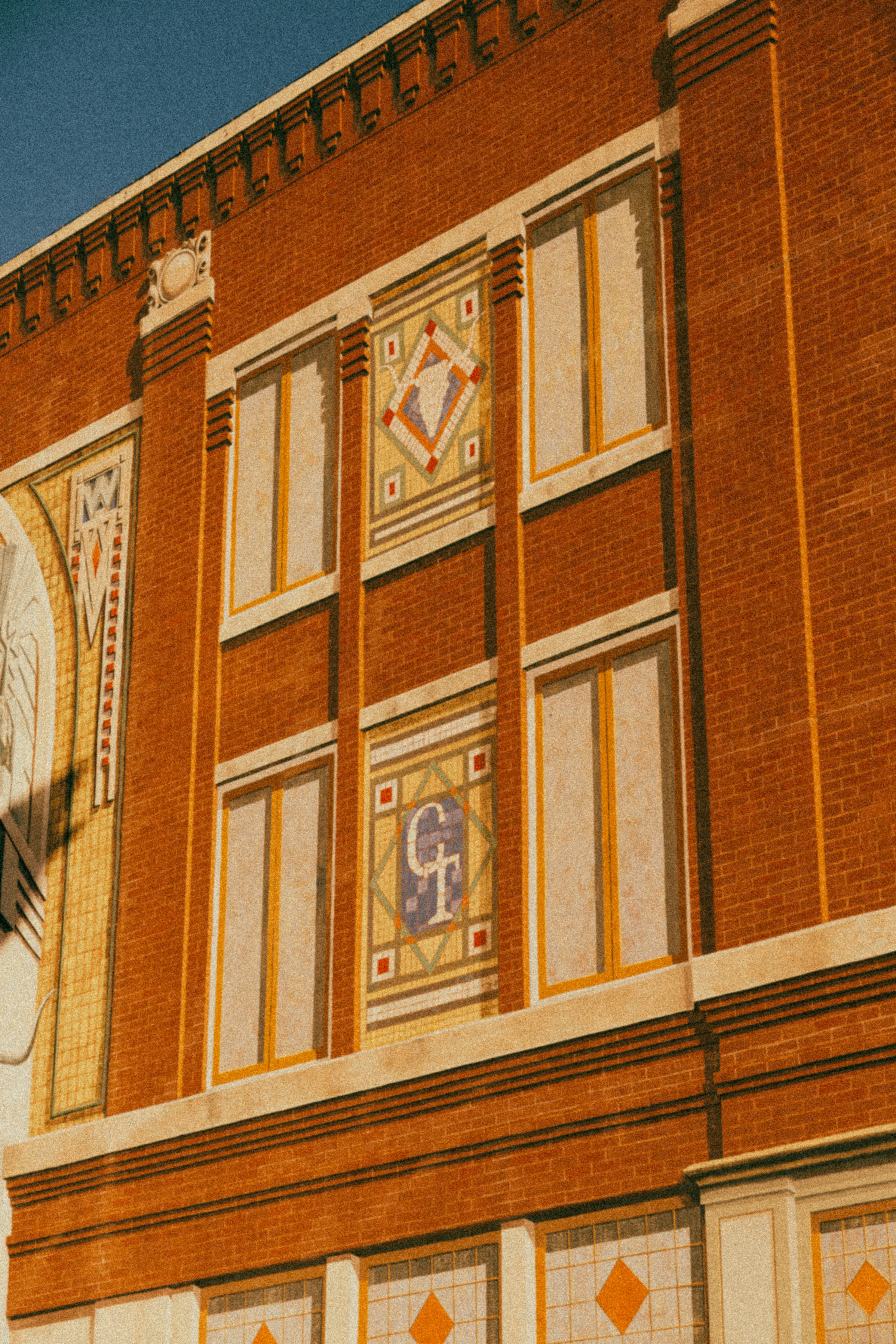 Edifício de tijolos com painéis de janela decorativos