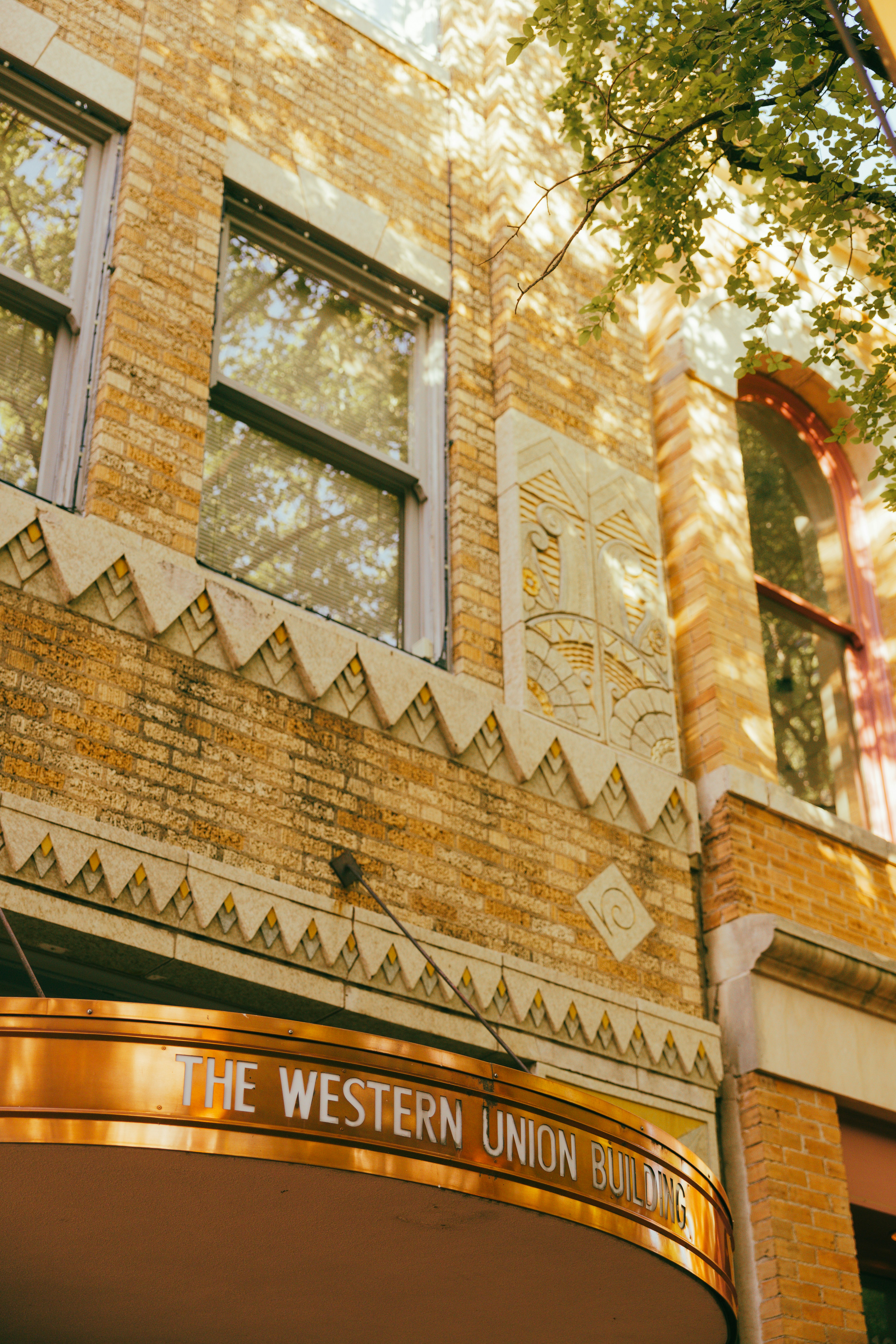 A fachada do edifício da união ocidental com detalhes decorativos.