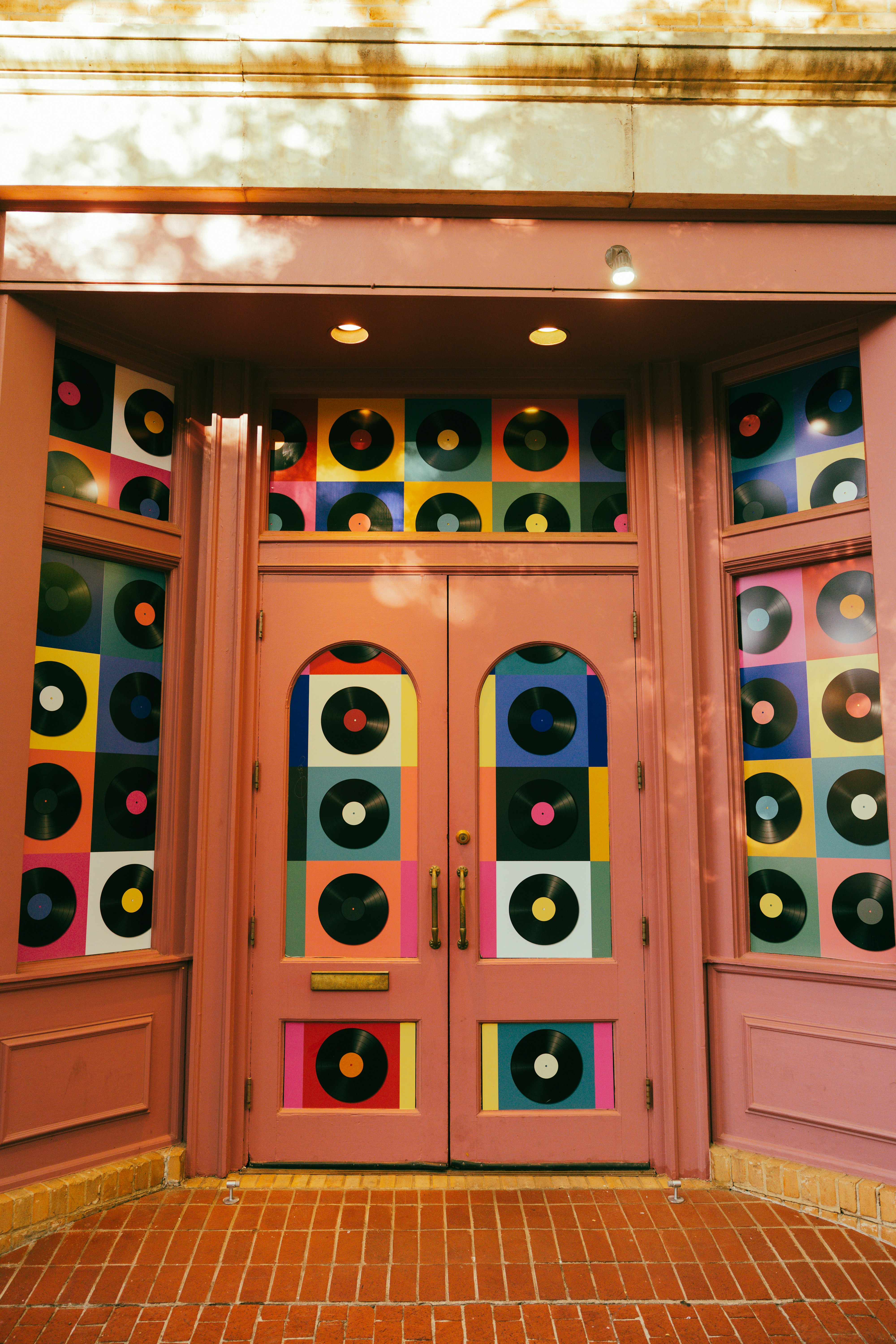 Portas cor-de-rosa decoradas com discos de vinil coloridos