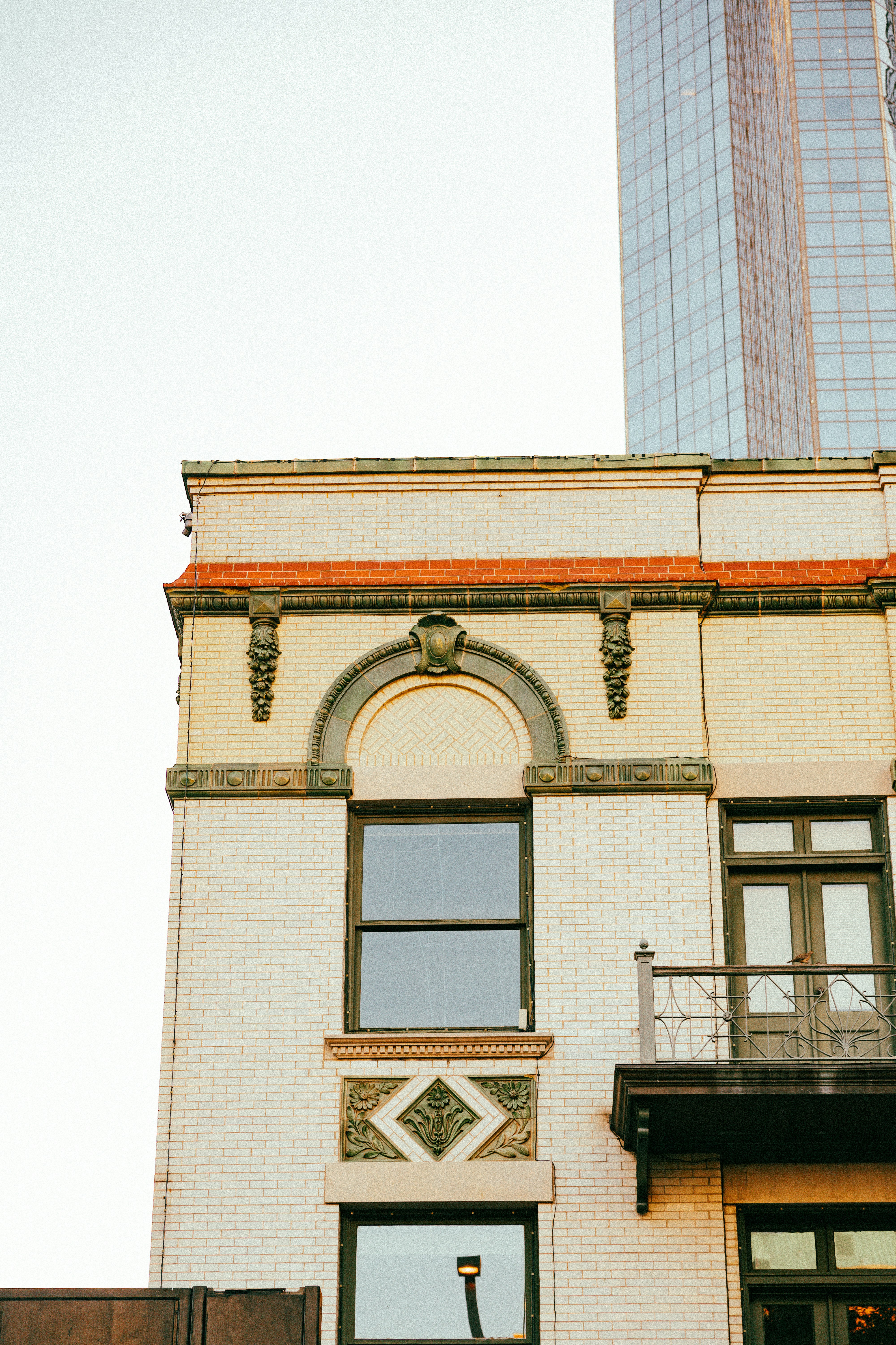 close-up, de, um, histórico, edifício, fachada, com, moderno, skyscraper.