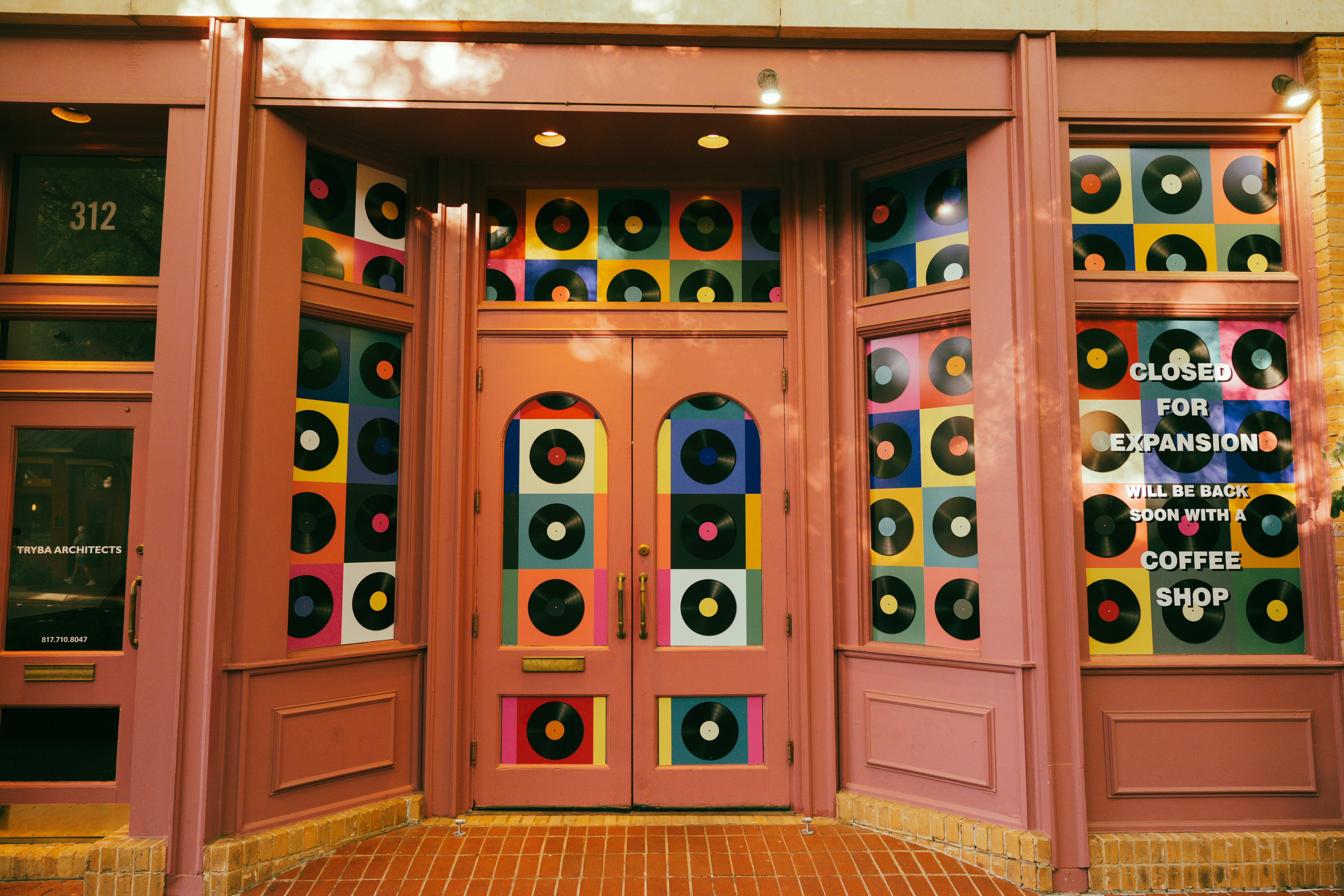 Vitrine rosa decorada com discos de vinil coloridos