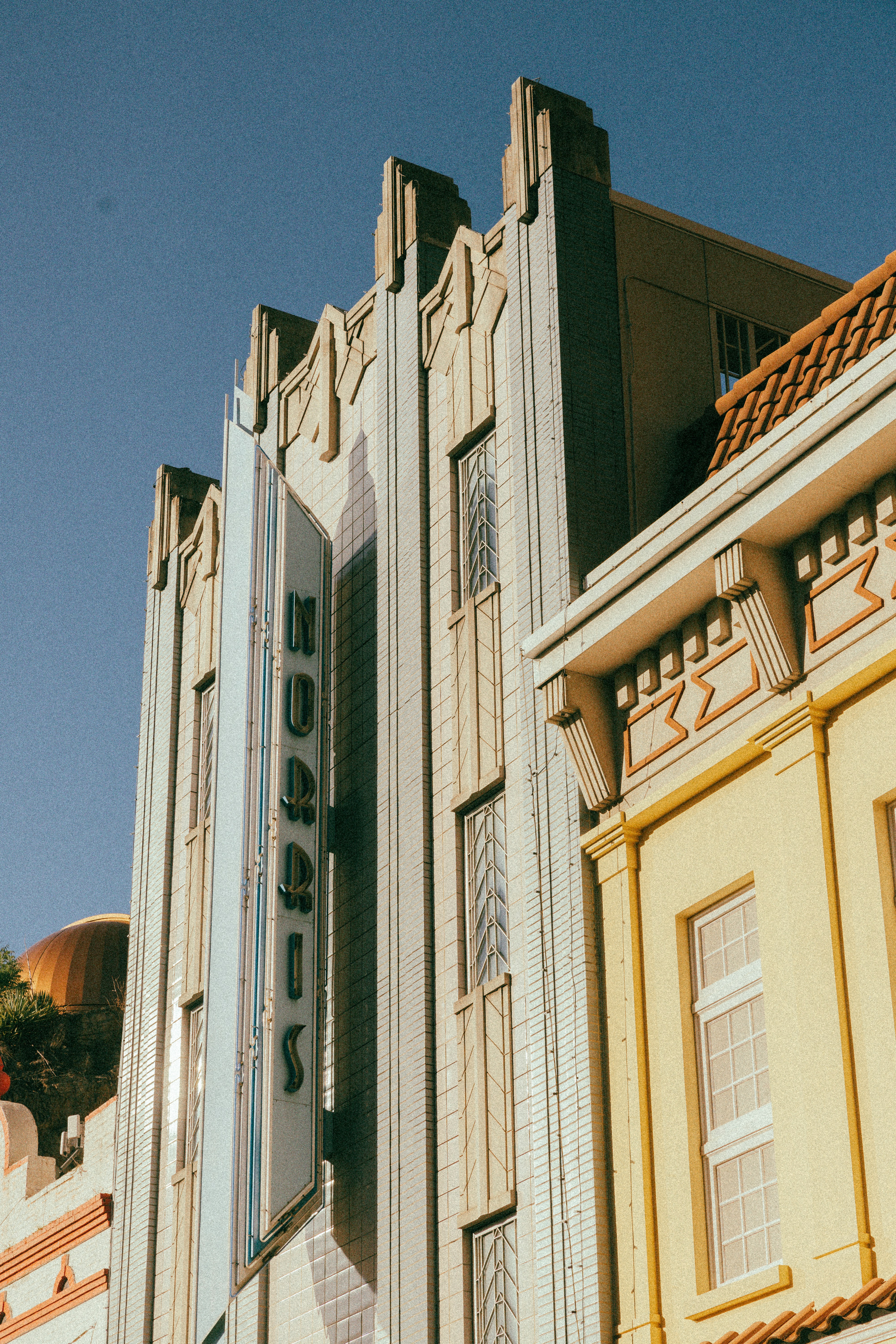 Fachada de edifício art déco com sinalização "norris"