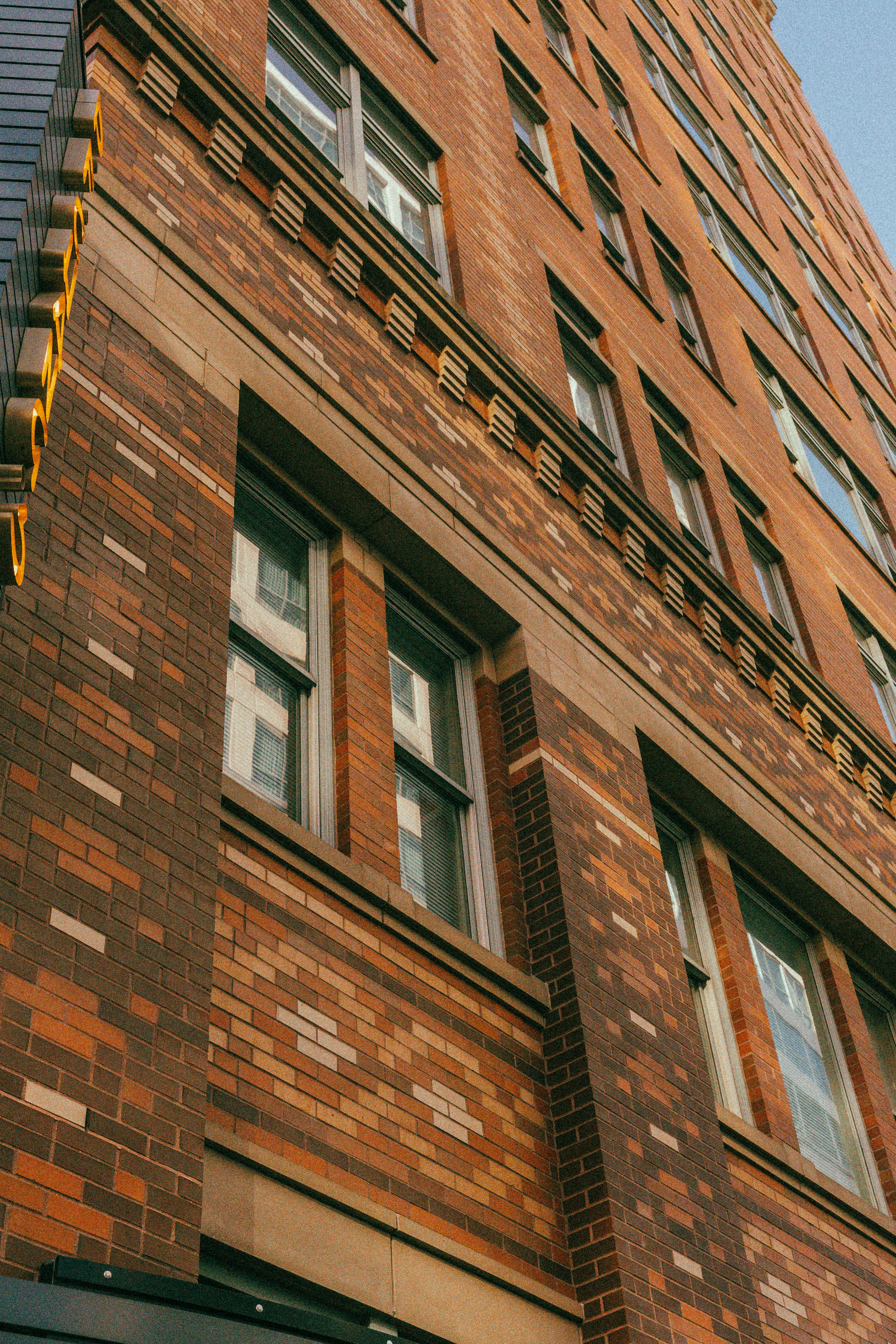 Edifício alto de tijolos com muitas janelas