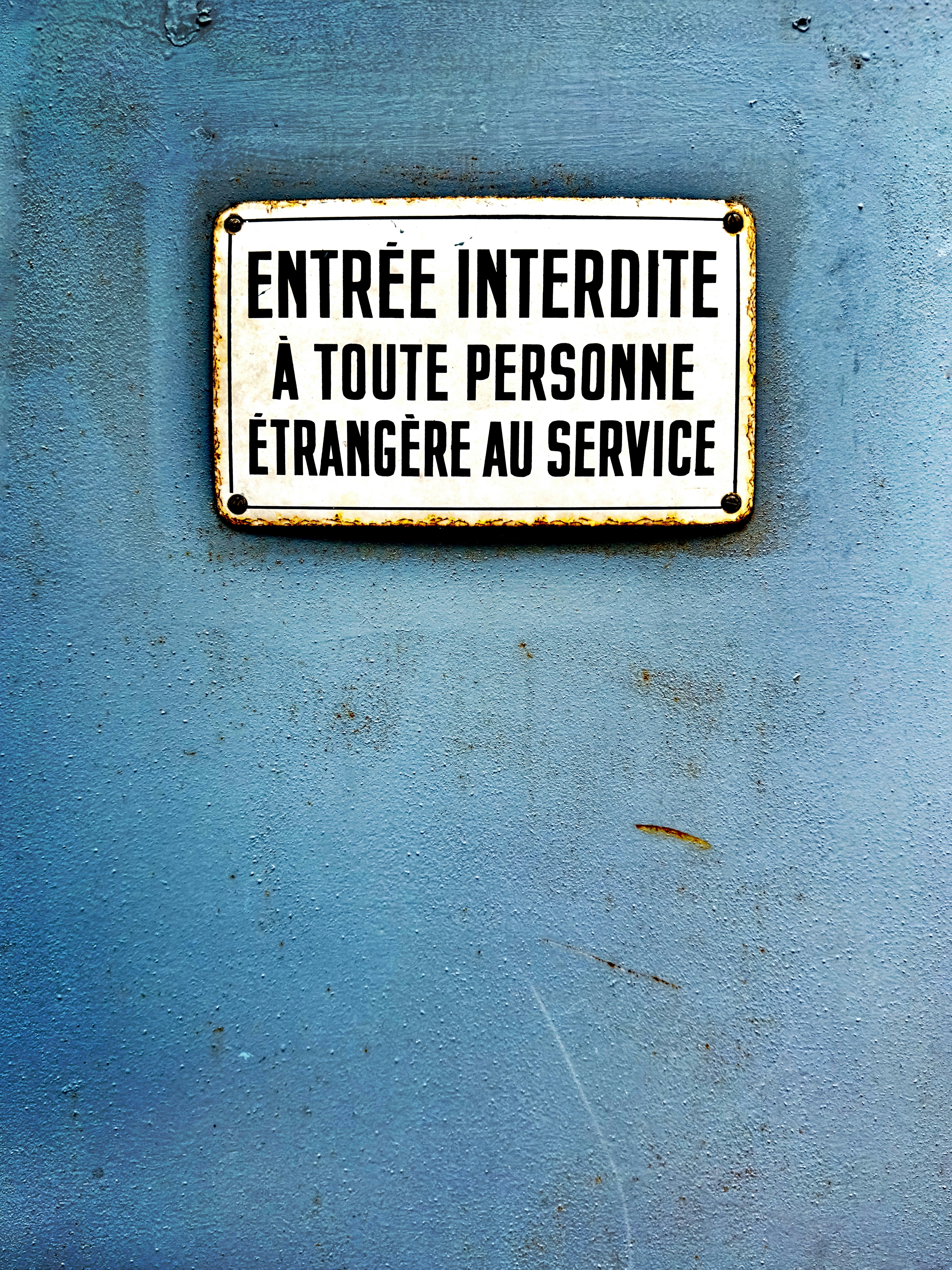 No entry sign on a blue textured wall