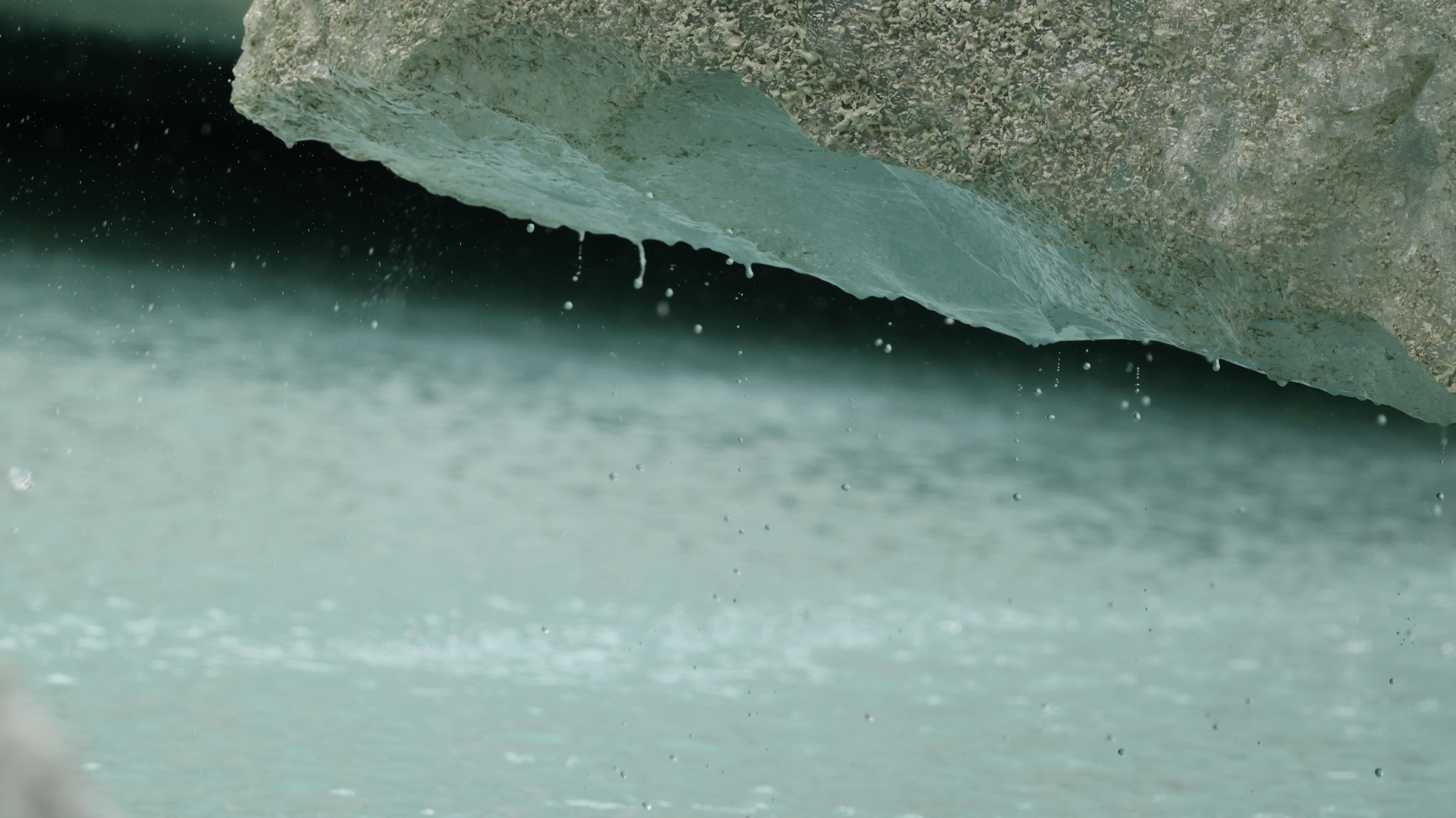Eis, das zu türkisfarbenem Wasser schmilzt