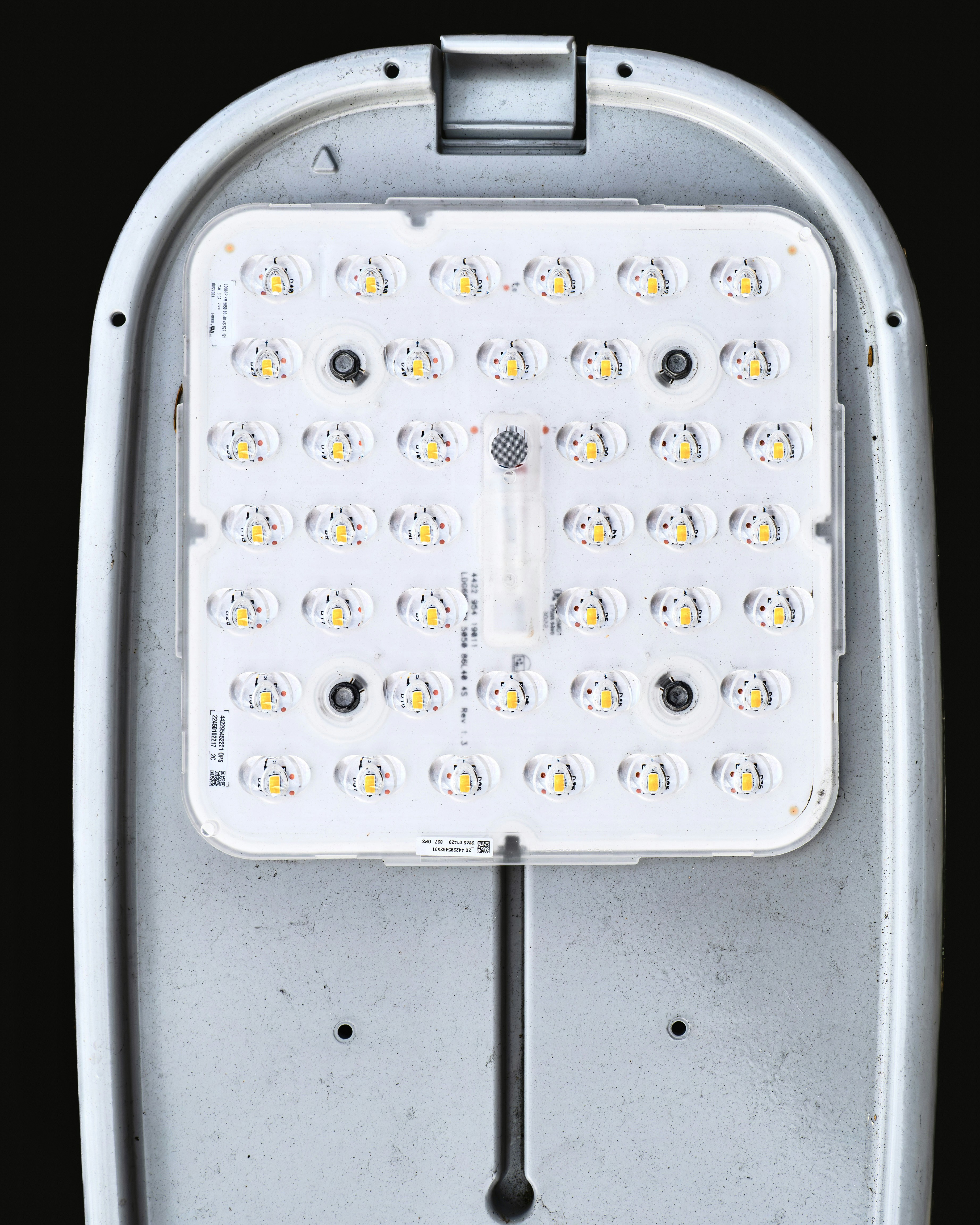 Primer plano del interior de una farola LED