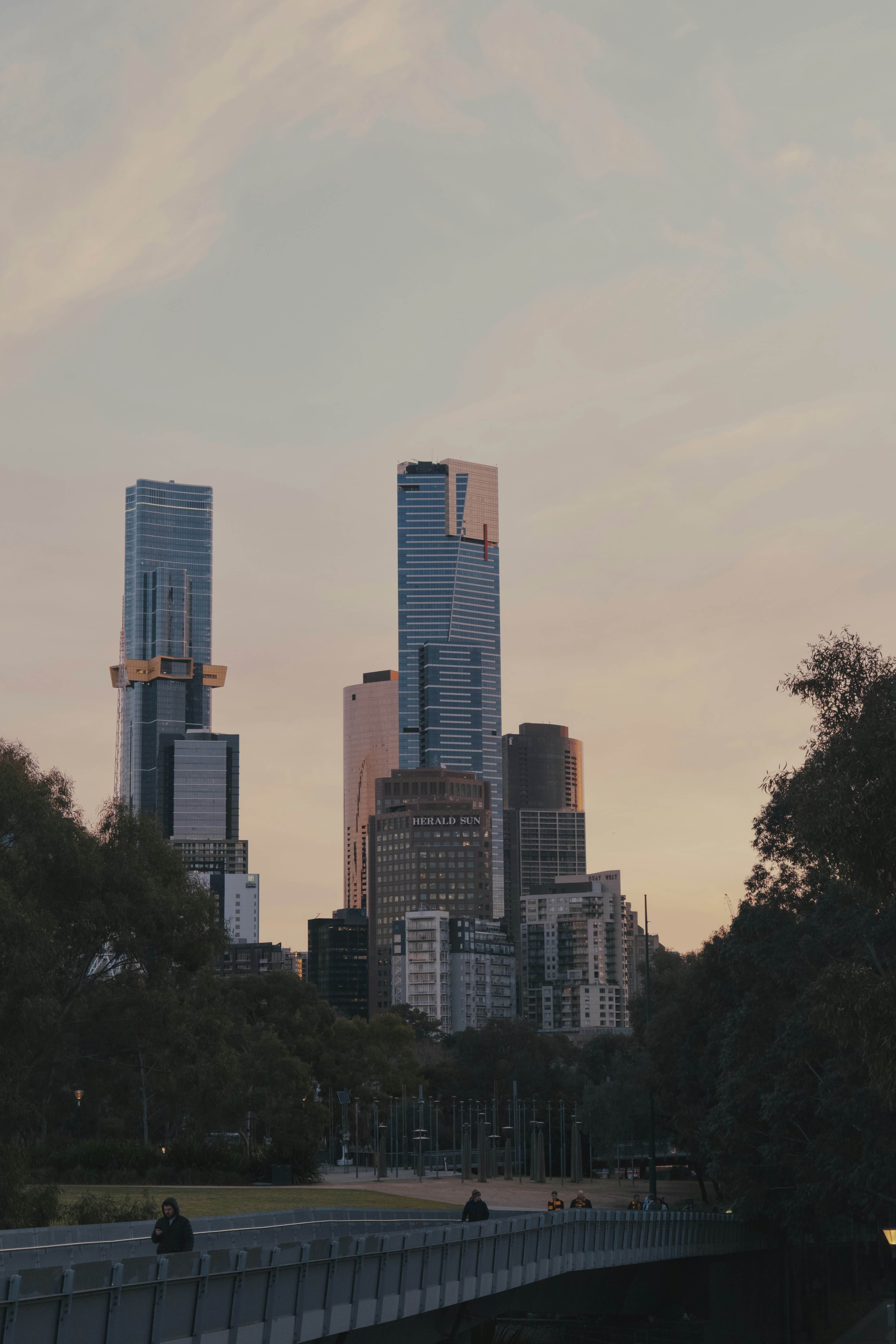 Horizon de la ville avec des gratte-ciel modernes au crépuscule.