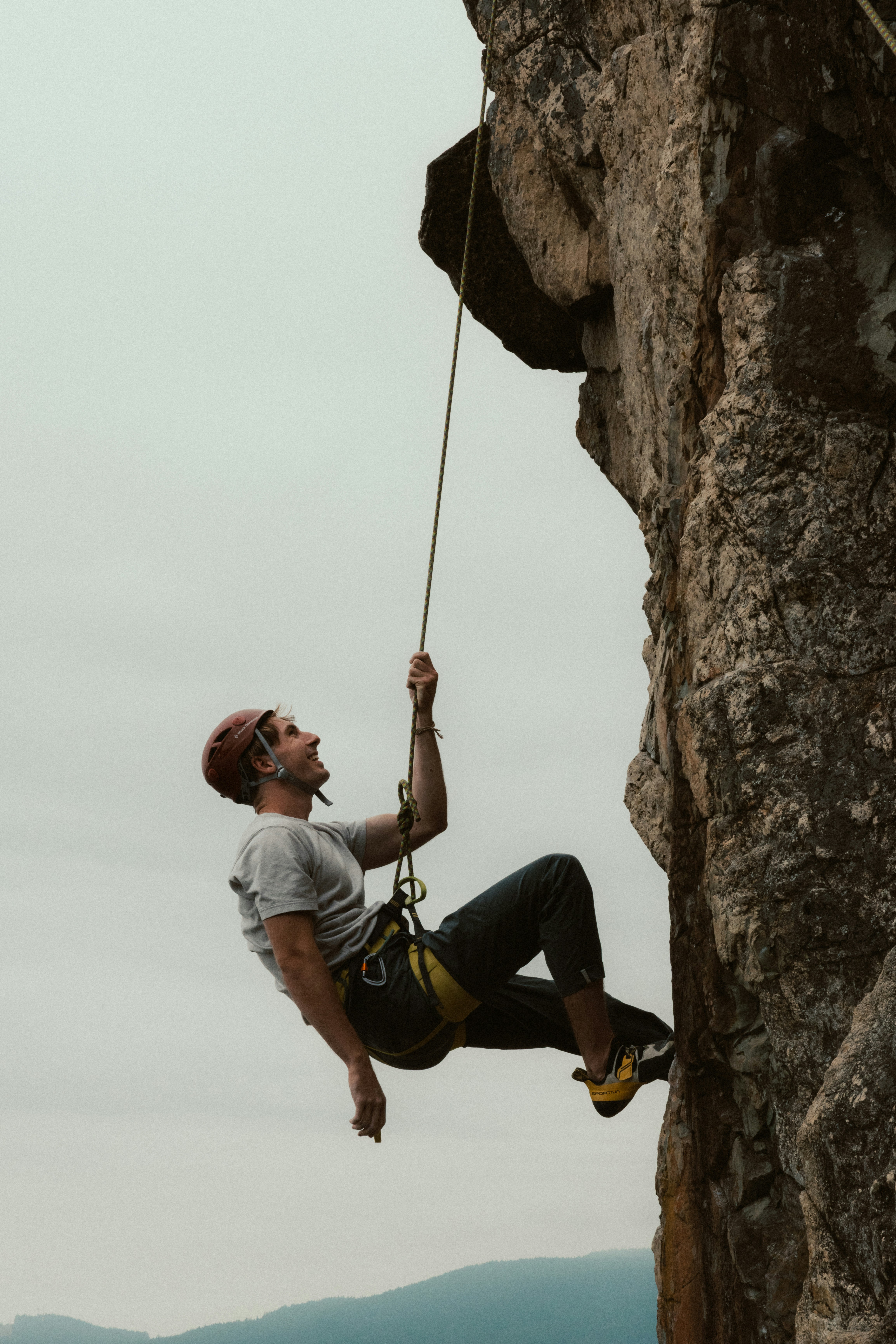 Hombre escalando un acantilado empinado