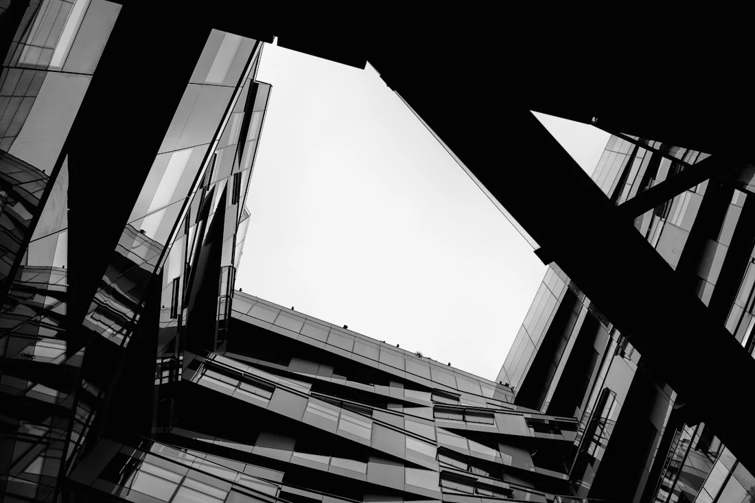 Edificio moderno visto desde abajo