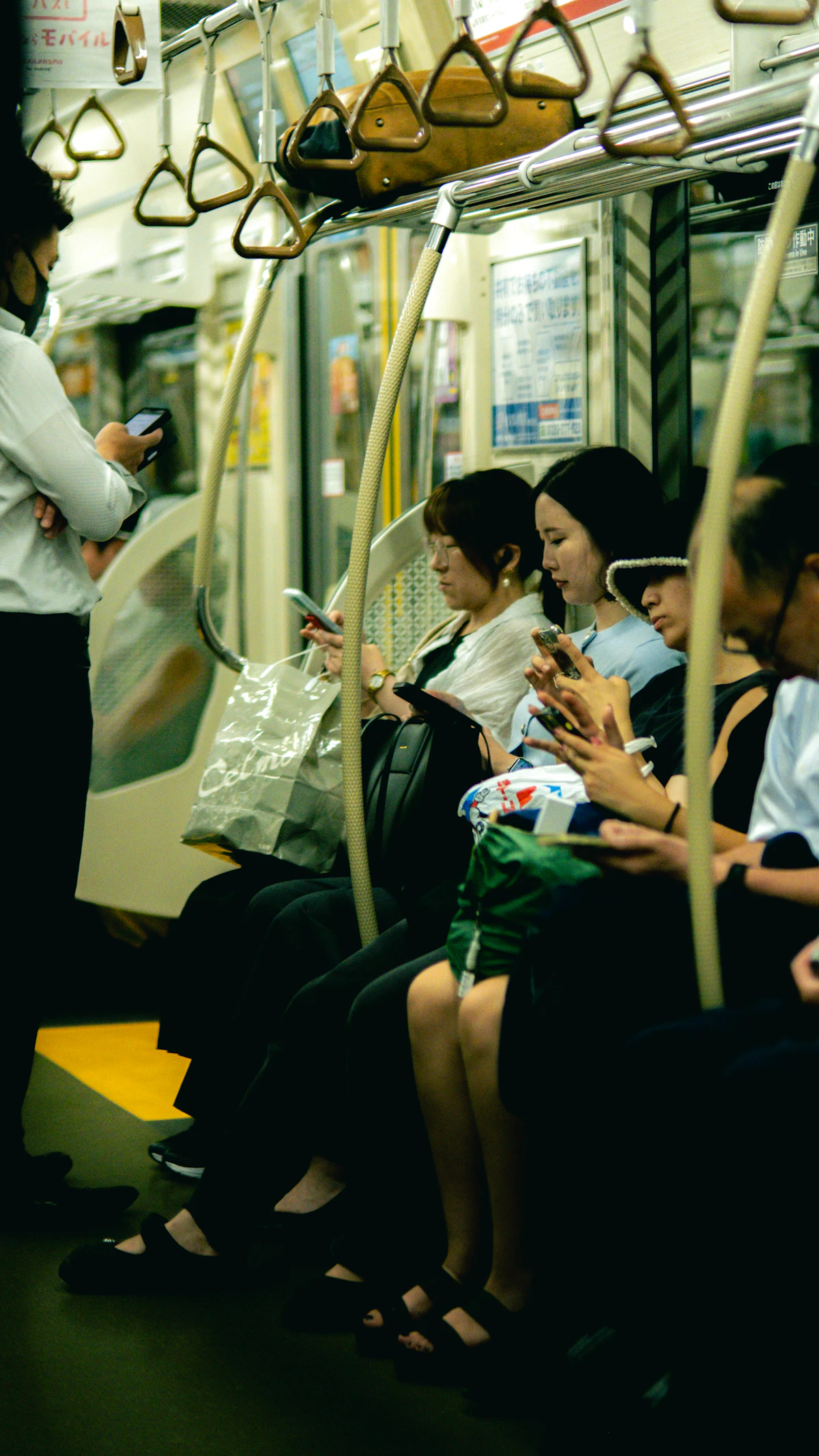 Pessoas com celulares em um transporte público