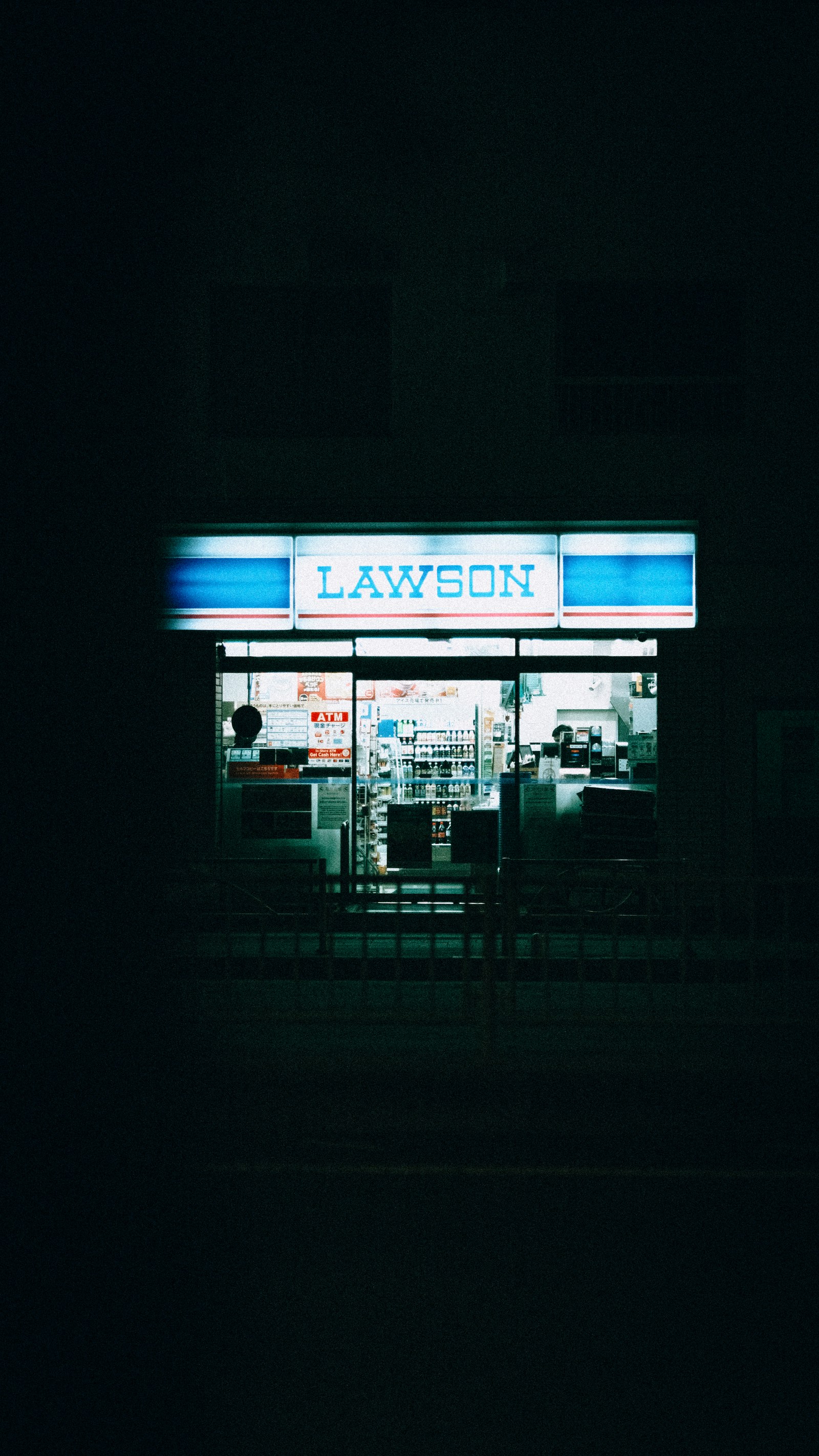 도쿄 밤거리에서 환하게 불을 밝힌 로손(Lawson) 편의점 외관