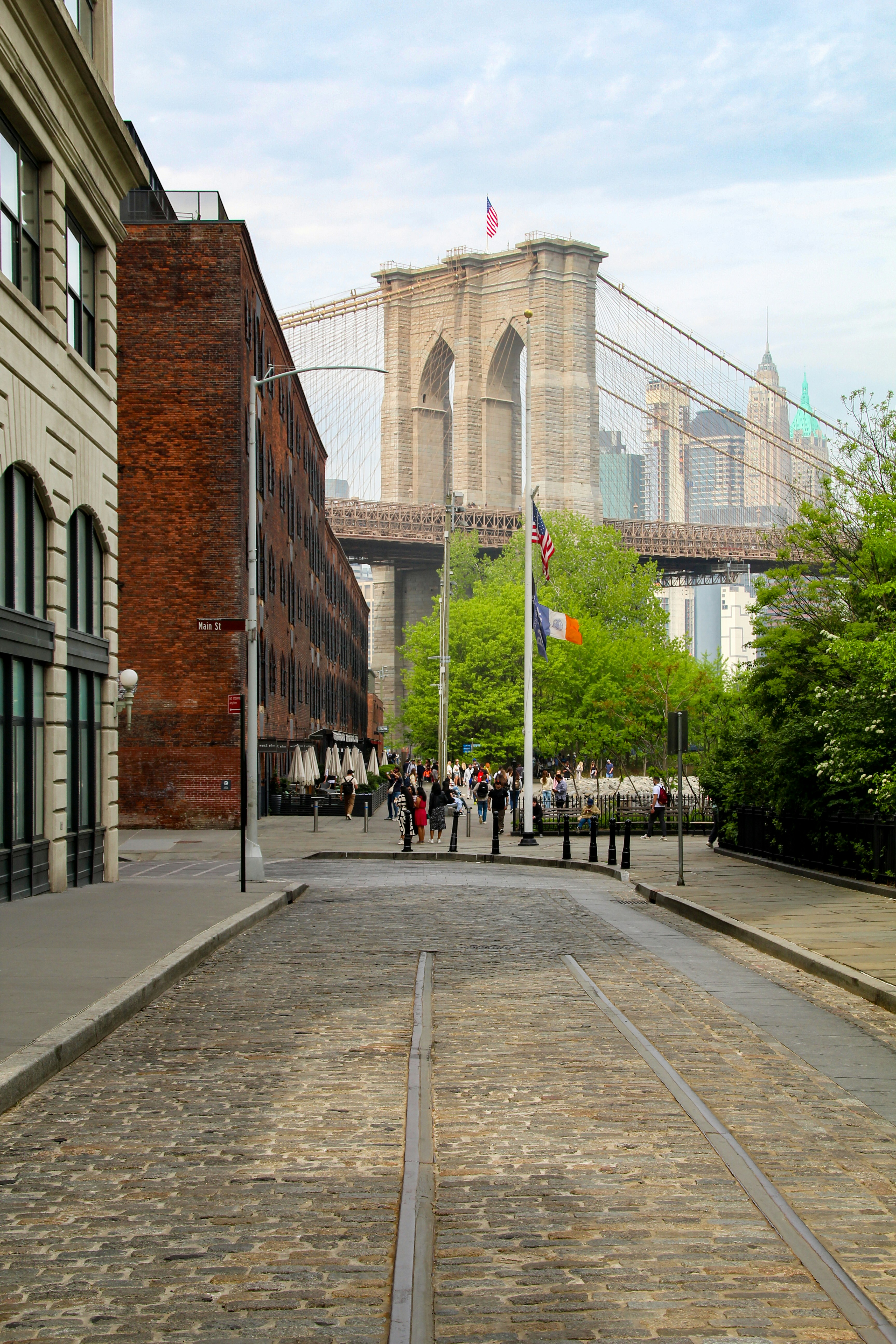 Puente de Brooklyn visto desde una calle empedrada