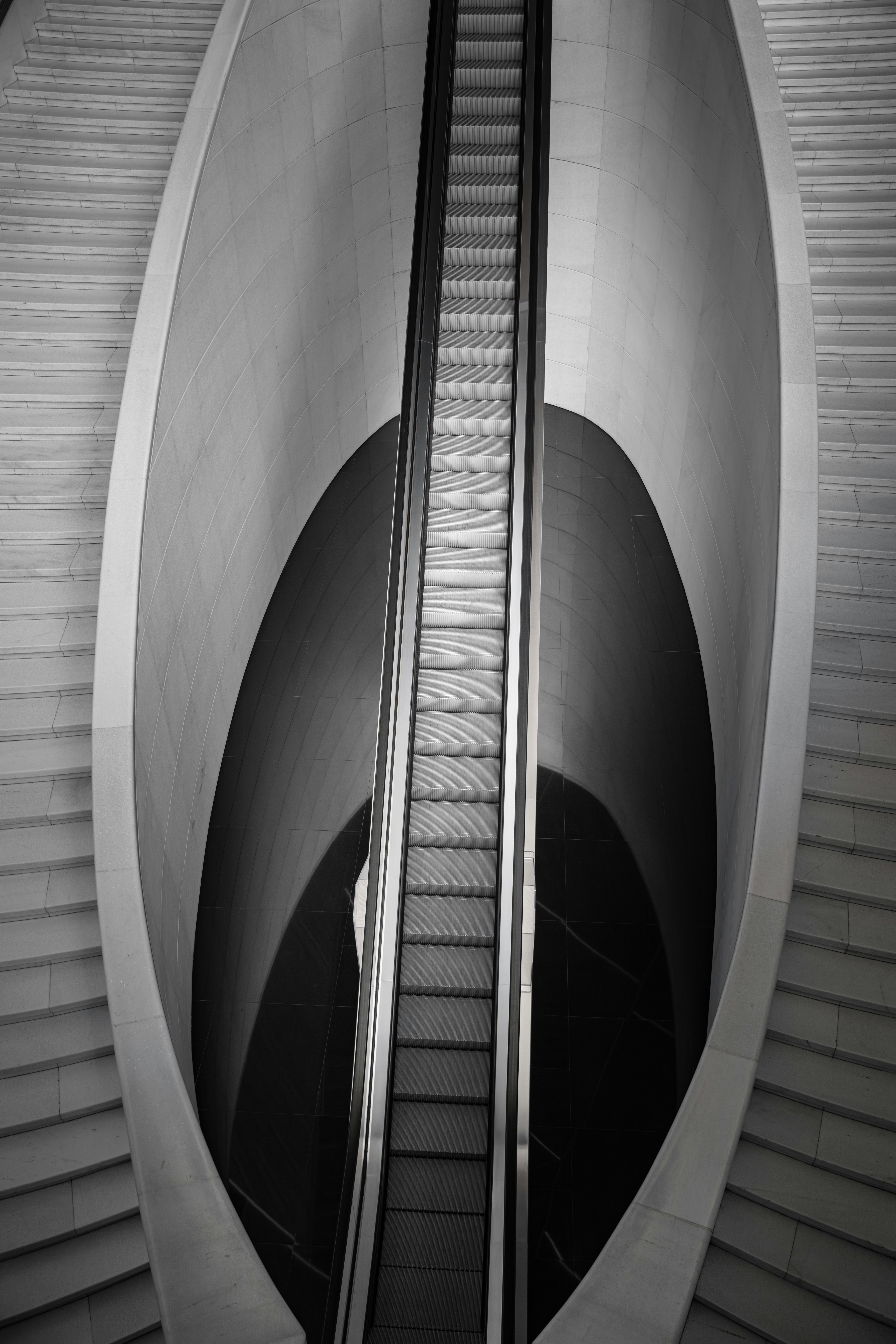 Conception architecturale moderne avec escalier mécanique et escalier