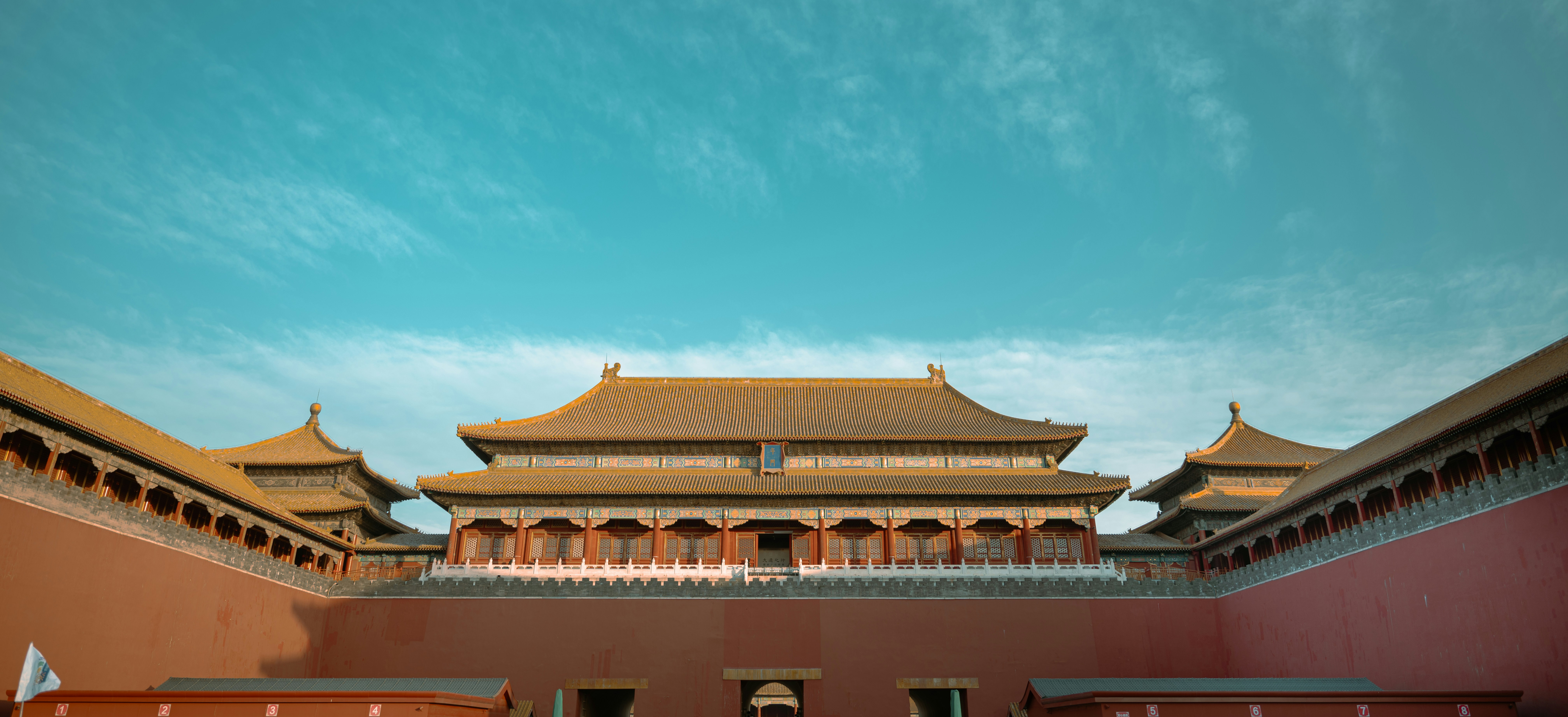 Architecture traditionnelle des palais chinois sous un ciel bleu.