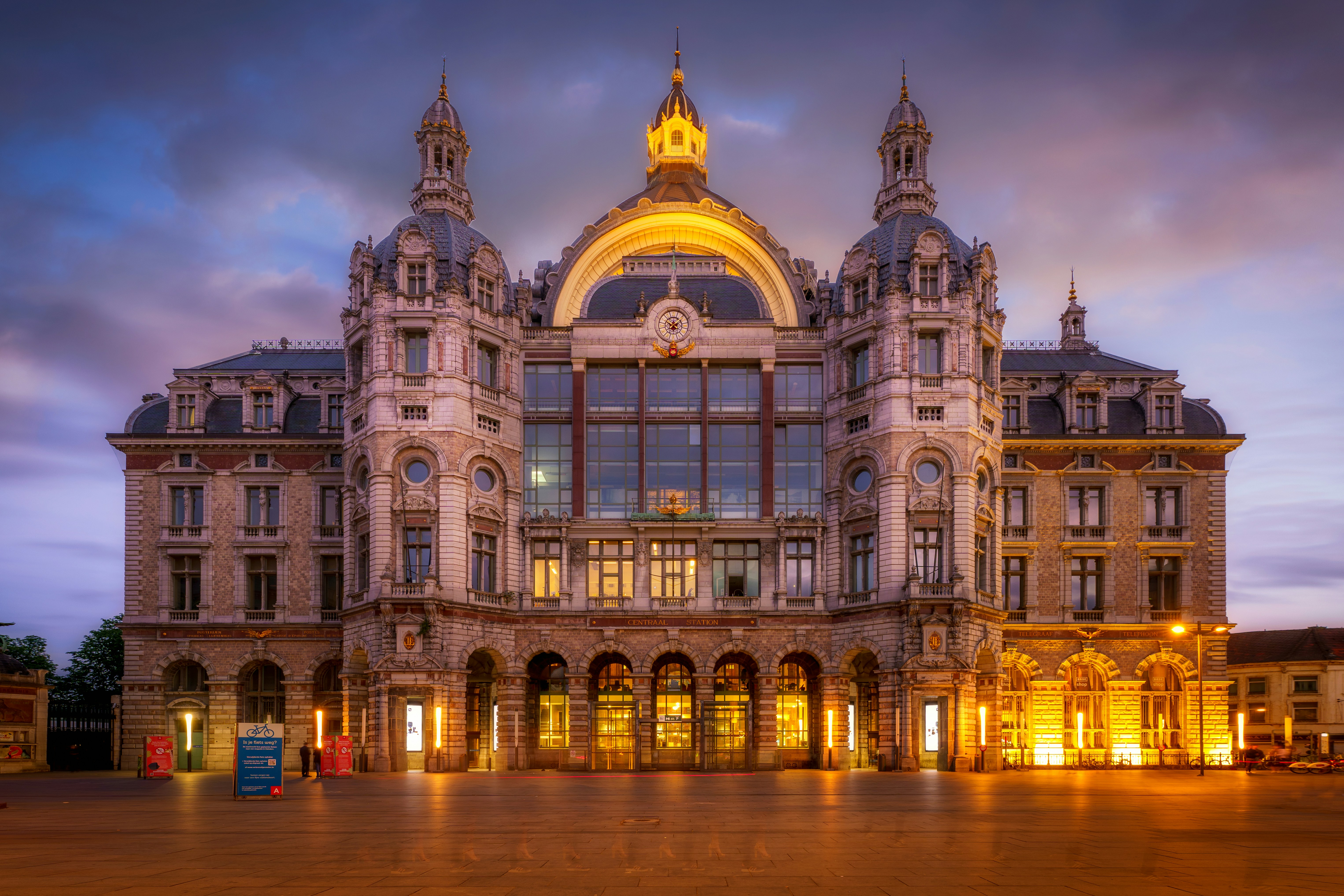 Aufwendiges historisches Gebäude mit kunstvoller Architektur in der Abenddämmerung.