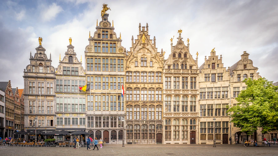 Площадь Grote Markt в Антверпене с фламандскими гильдейскими фасадами