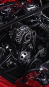 Alternatör ve kayış bulunan motor bölmesi