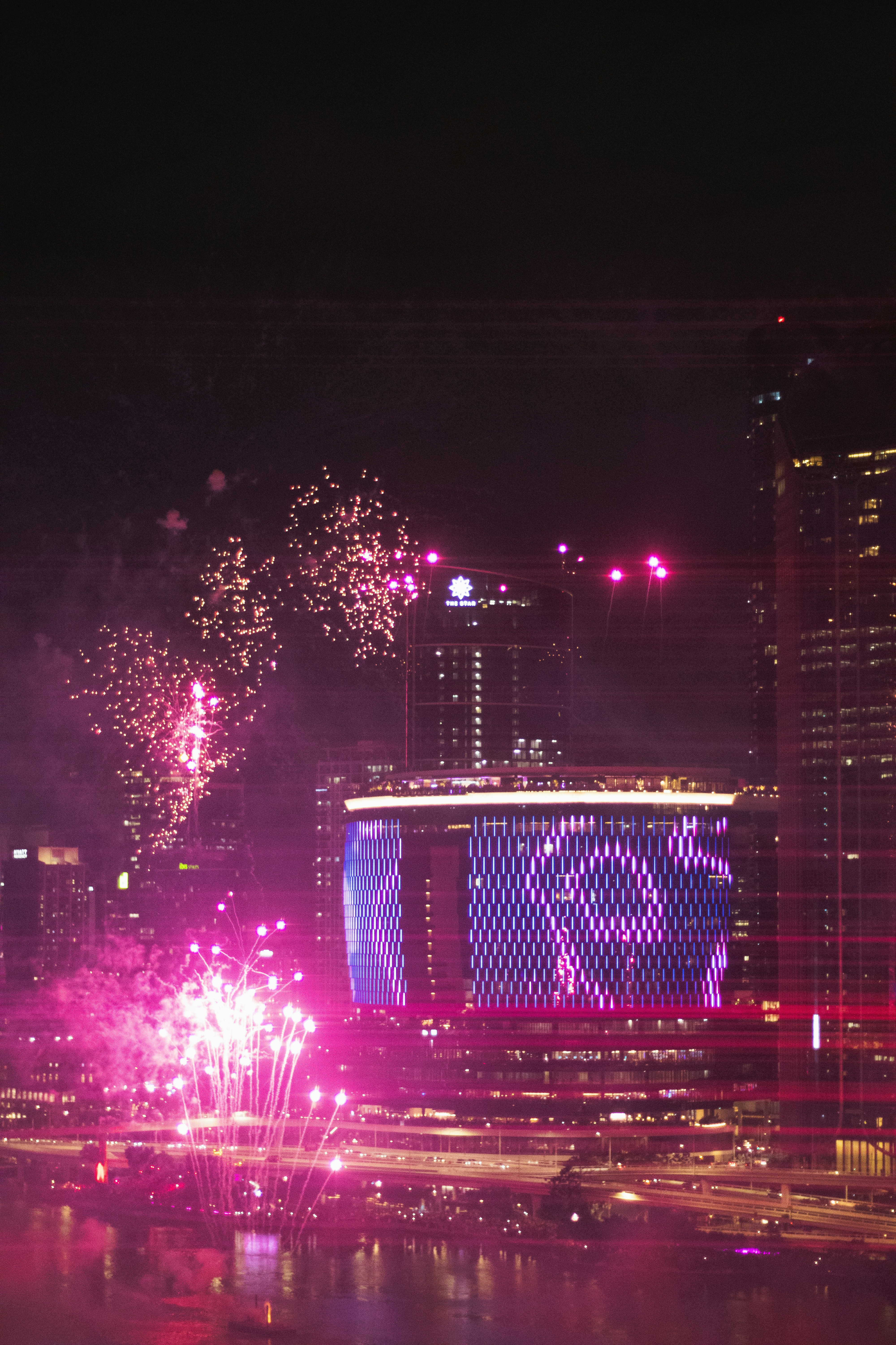 밤에는 도시 스카이라인 위로 불꽃놀이가 터집니다.