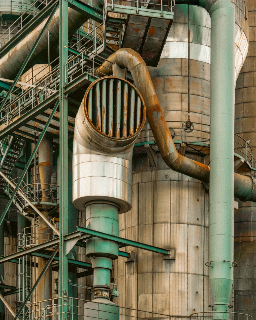 Interior de planta industrial con tuberías y maquinaria