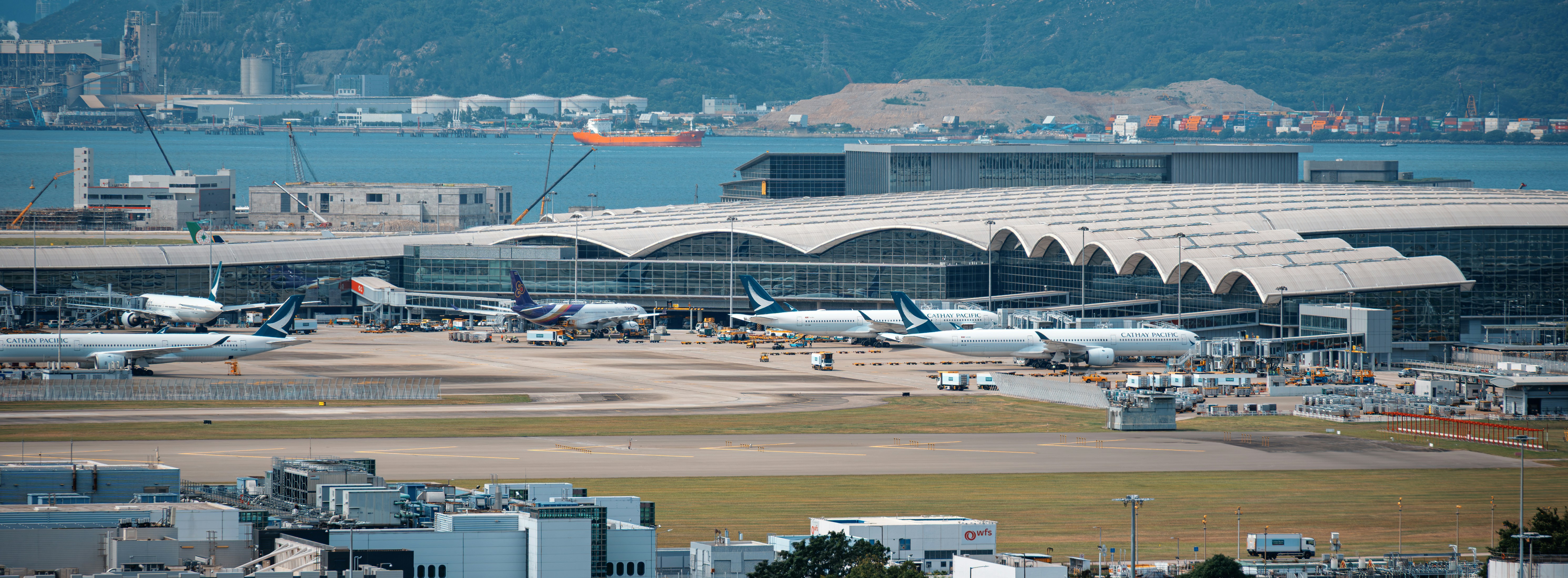 현대적인 공항 터미널 건물에 주차된 비행기.