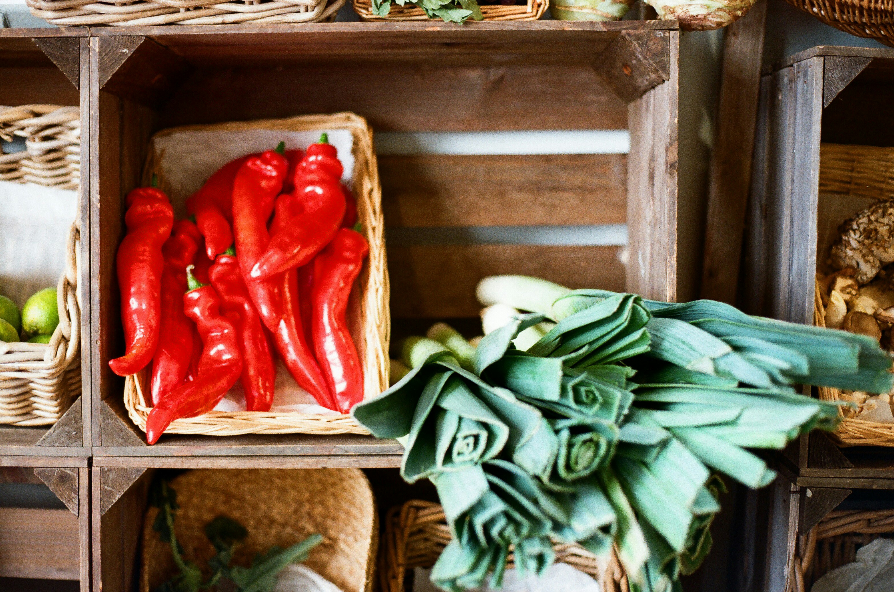 Verdure fresche in cassette di legno