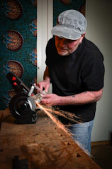 Handwerker schleift Metall mit einer Schleifmaschine