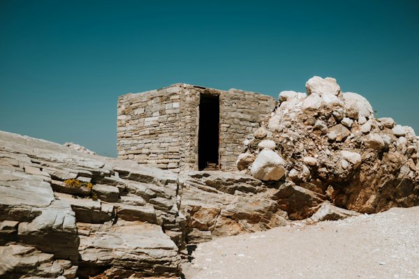 Stone structure against a clear blue sky — Pelion, Greece