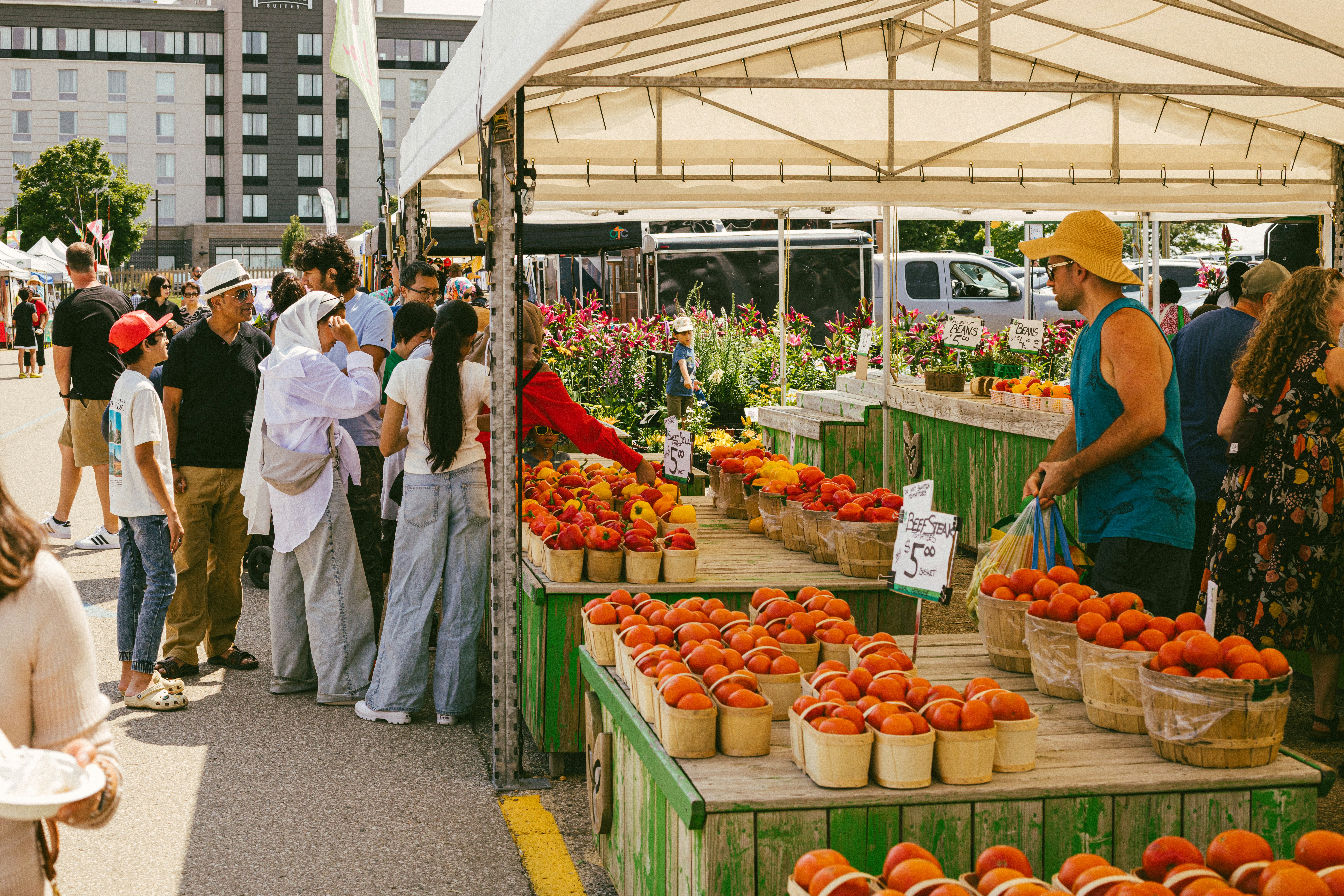 Vanjska tržnica s posjetiteljima