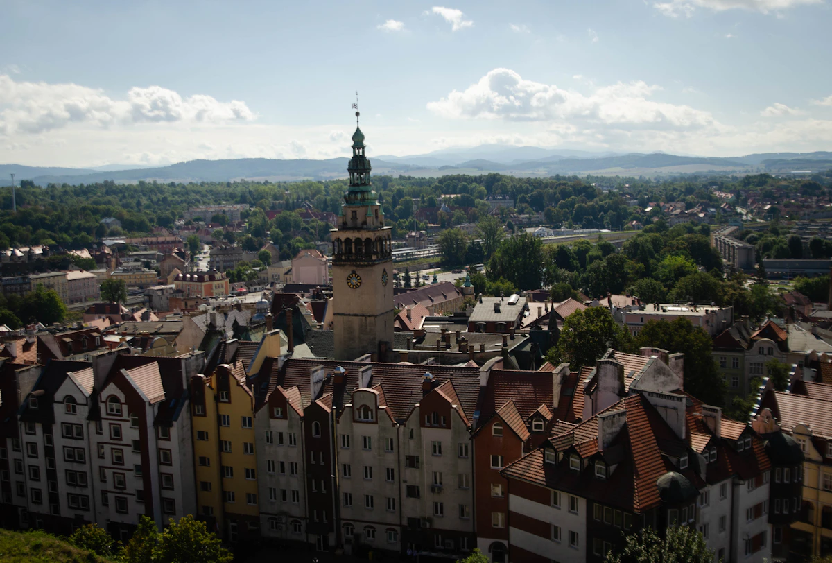 Wieża zegarowa nad miejską zabudową