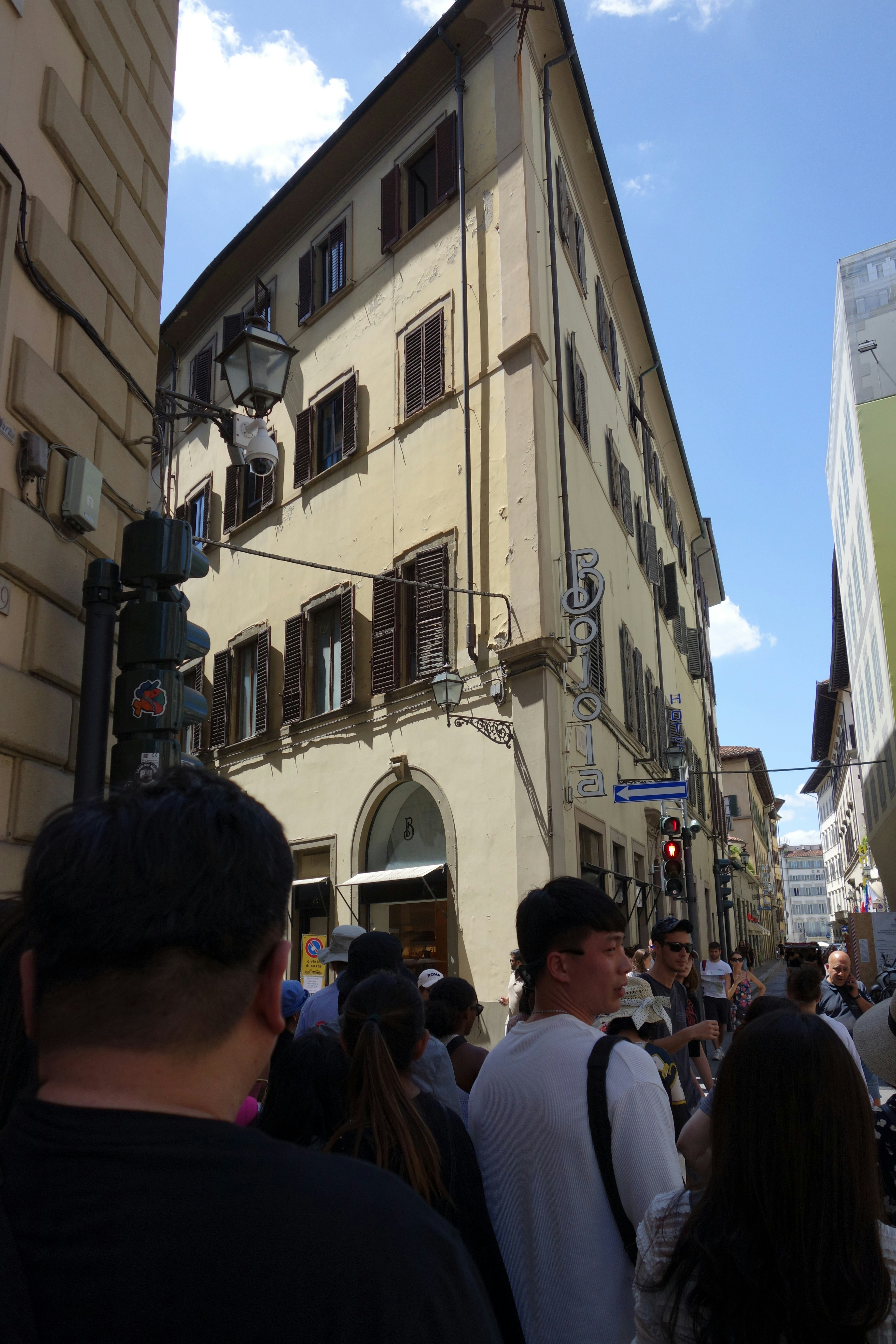 거리에 있는 높은 옅은 노란색 건물. 사진 – Unsplash의 무료 이미지, image size:3000x4500