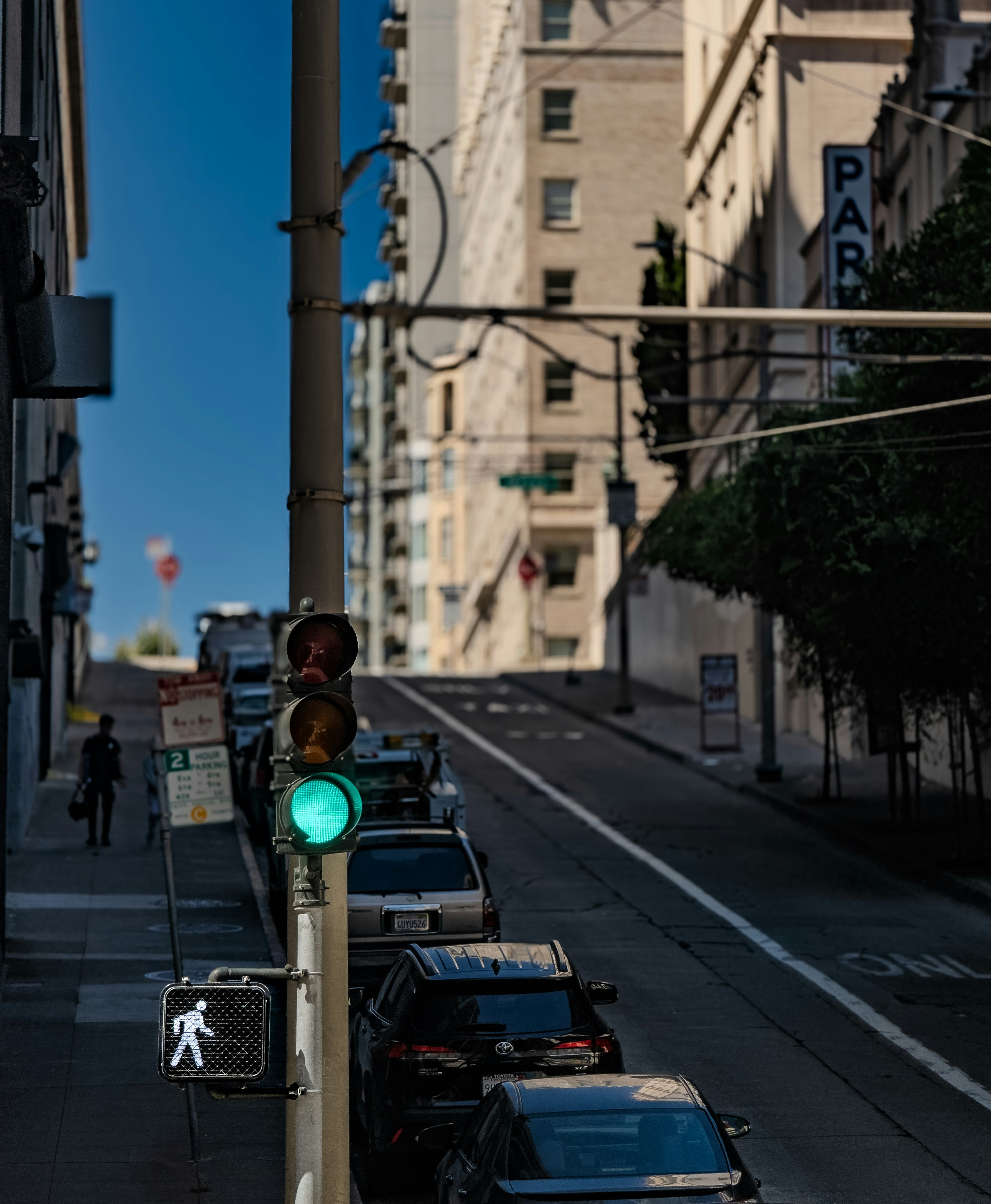 가파른 도시 거리의 녹색 신호등