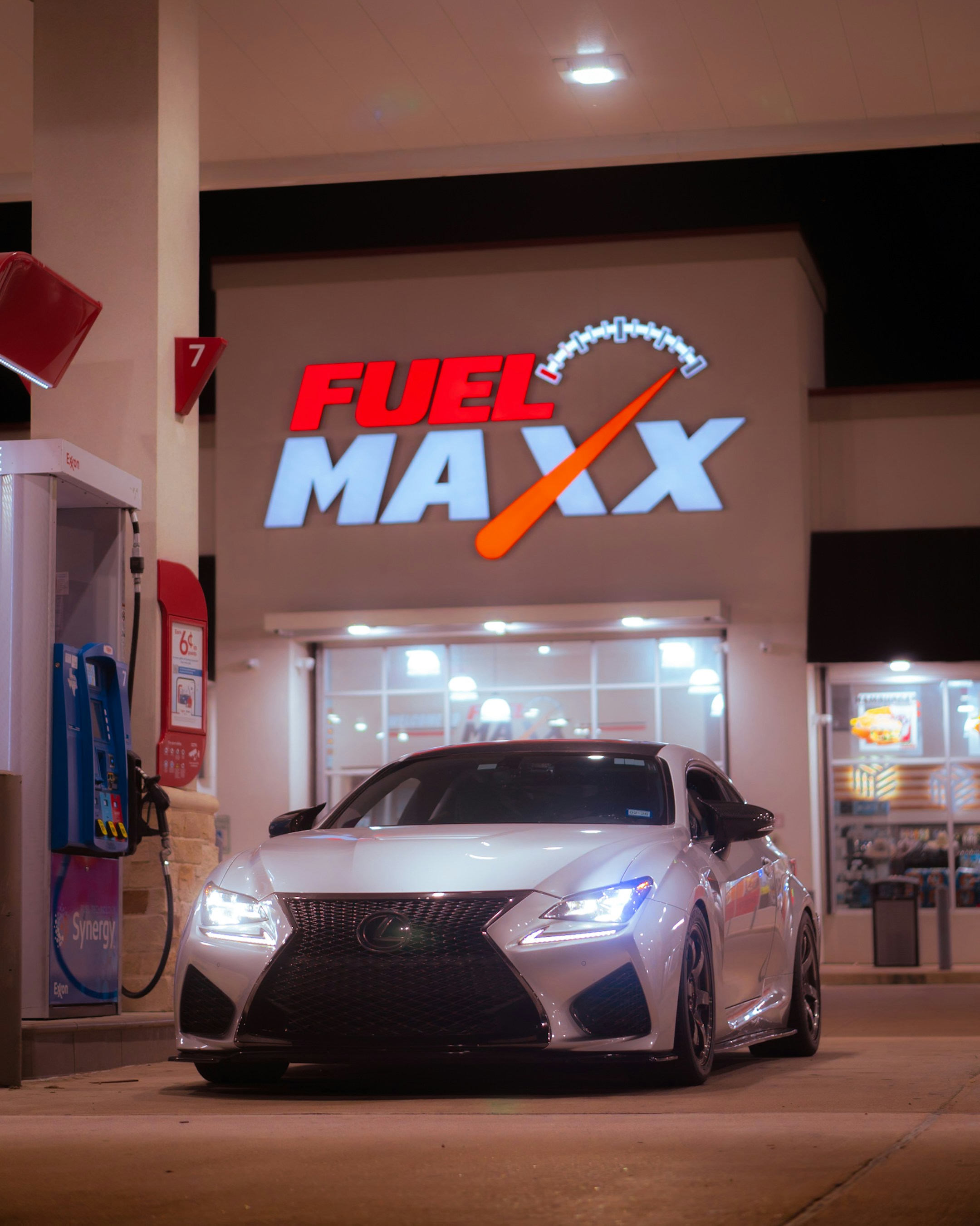 Putih lexus rcf di pompa bensin maxx bahan bakar di malam hari