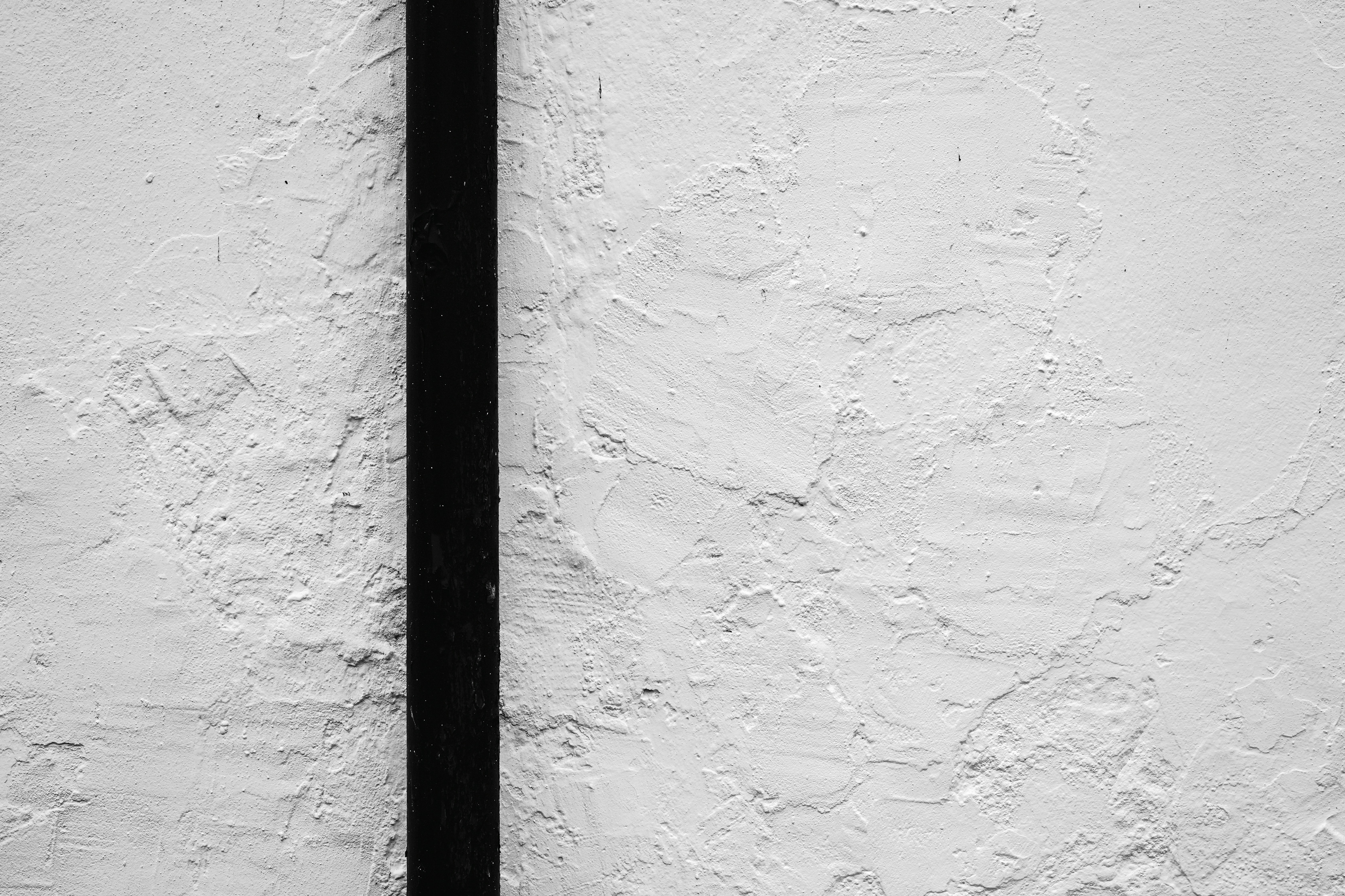 Una superficie blanca texturizada dividida por una línea negra. foto –  Imagen de Fondo de pantalla minimalista gratuita en Unsplash, image size:3000x2000