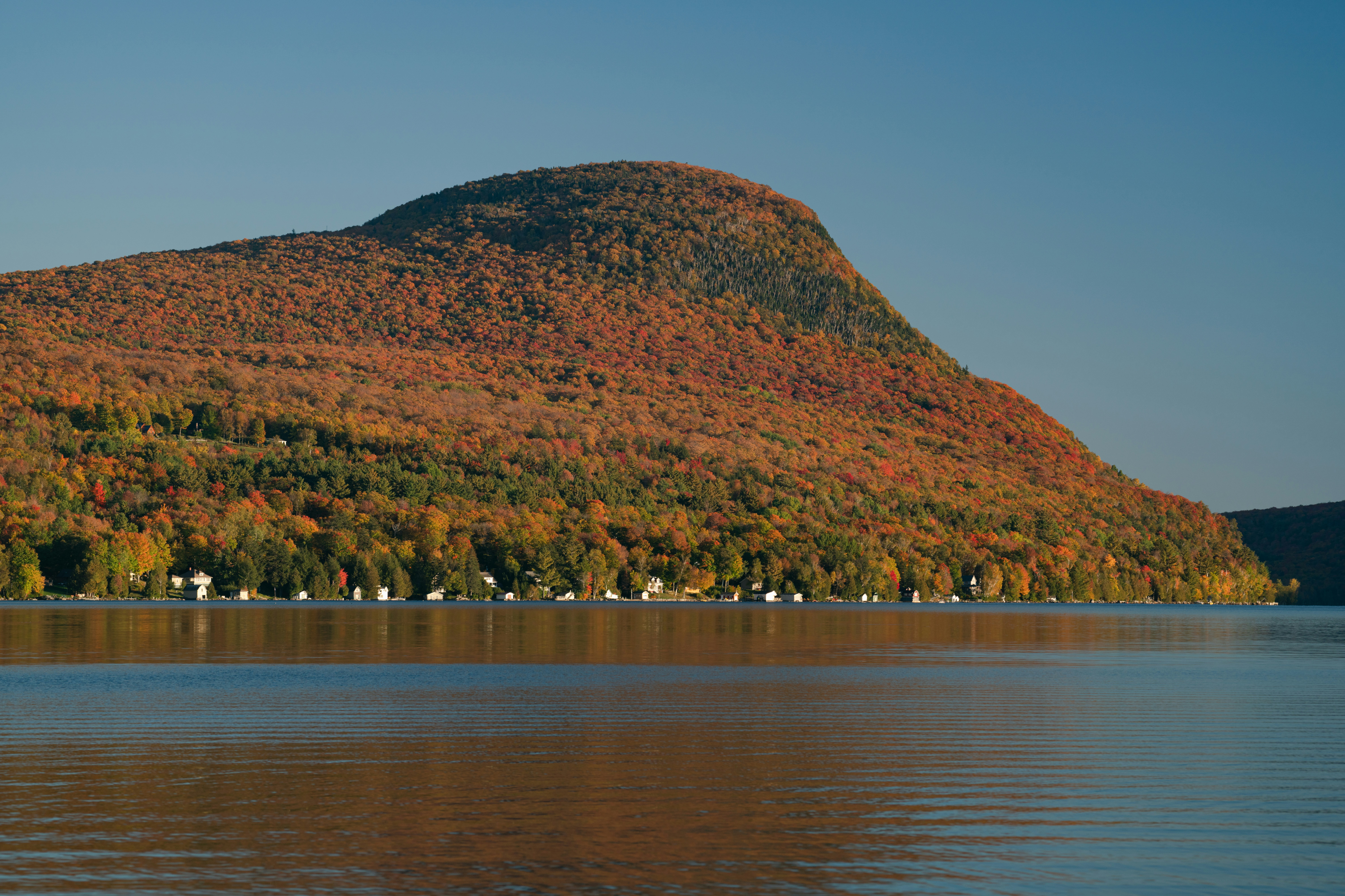 Montaña con colorido follaje otoñal con vistas a un lago