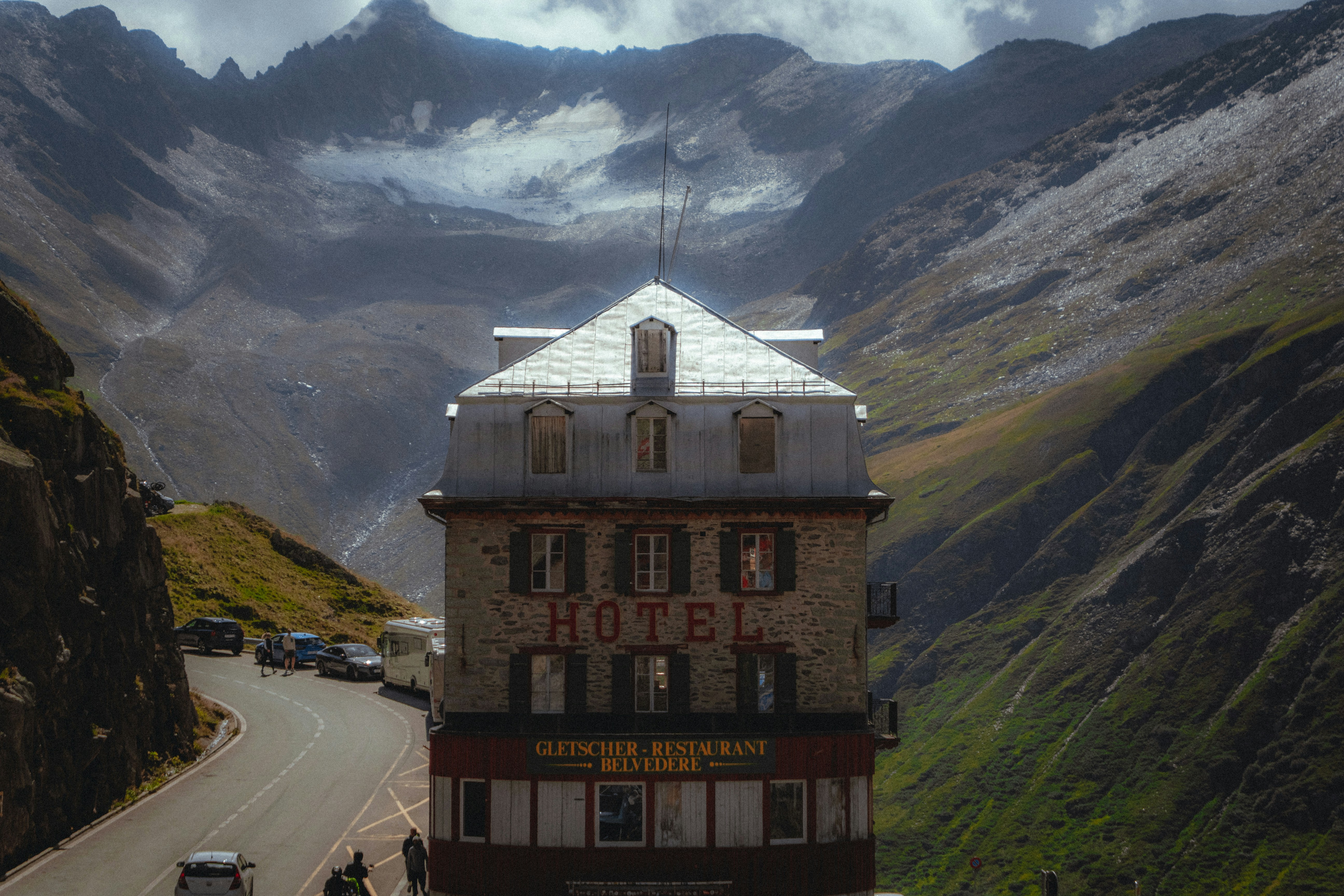 Furka Pass: Menjelajahi Keindahan Swiss yang Memukau (dan Tetap Terhubung dengan eSIM)