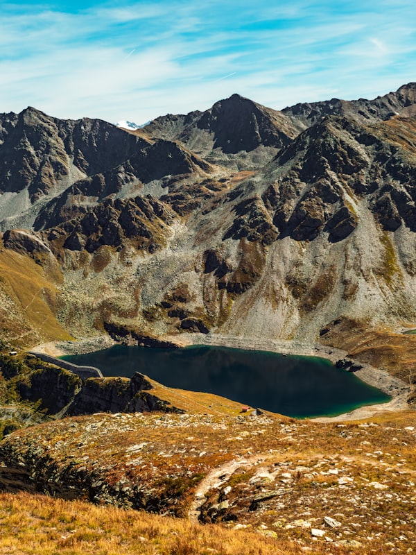 Alpsko jezero obdano z gorami